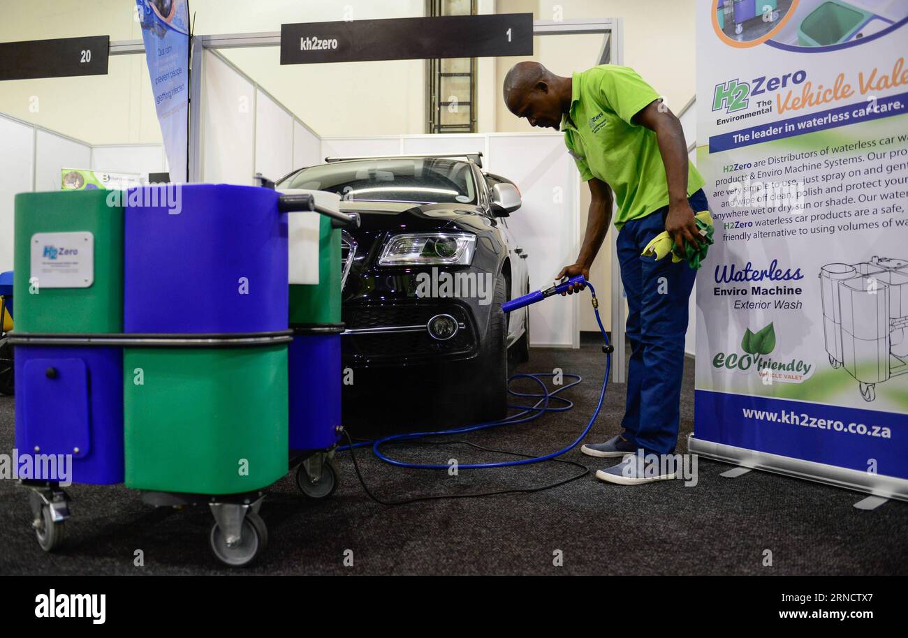 (160421) -- JOHANNESBURG, 21. April 2016 -- ein Aussteller nutzt einen Parkservice, um ein Auto zu waschen, das etwa 1 Rand (ca. 0,07 US-Dollar) pro Auto kostet, während des Eröffnungstages der Hack4Water Exhibition, Johannesburg, Südafrika, am 21. April 2016. Das Ministerium für Wasser und Abwasserentsorgung Südafrikas hat in Zusammenarbeit mit Open Government Partnership, Südafrika, am Donnerstag eine Hack4Water-Veranstaltung veranstaltet. Forscher und Unternehmer präsentierten Innovationen und Ideen, die dazu beitragen könnten, die Herausforderungen in Bezug auf Wasser und Abwasserentsorgung in Südafrika kostengünstig anzugehen. ) SÜDAFRIKA-JO Stockfoto