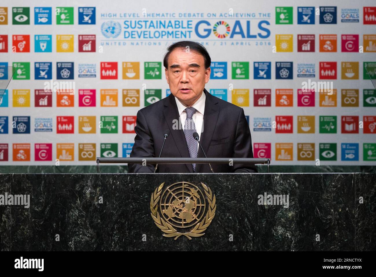 (160421) -- NEW YORK, 21. April 2016 --Chinas Vizeminister für auswärtige Angelegenheiten und G20 Sherpa Li Baodong spricht am 21. April 2016 im Hauptquartier der Vereinten Nationen in New York an der hochrangigen Thematischen Debatte der Generalversammlung der Vereinten Nationen über die Verwirklichung der Ziele für nachhaltige Entwicklung. Chinas Vizeminister für auswärtige Angelegenheiten und der G20-Minister Sherpa Li Baodong forderten am Donnerstag alle Parteien nachdrücklich auf, in einer thematischen Debatte auf hoher Ebene mit der umfassenden Umsetzung der Agenda 2030 für nachhaltige Entwicklung zu beginnen. ) UN-NEW YORK-CHINA-SDG-HIGH LEVEL DEBATE-LI BAODONG LIXMUZI PUBLICATIONXNOTXINXCHN 16042 Stockfoto