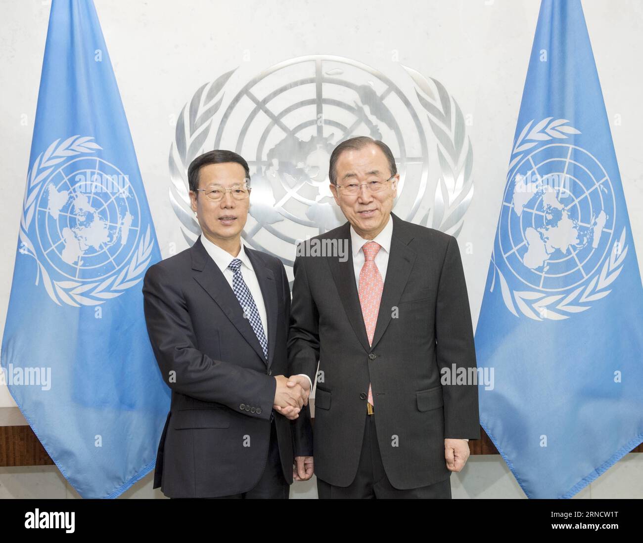 (160421) -- NEW YORK, 21. April 2016 -- der chinesische Vize-Premier Zhang Gaoli (L) gibt am 21. April 2016 mit UN-Generalsekretär Ban Ki-moon im UN-Hauptquartier in New York die Hand. Zhang wird am 21. April als Sondergesandter des chinesischen Präsidenten Xi Jinping an der Unterzeichnungszeremonie des Pariser Klimaabkommens teilnehmen. ) (lfj) USA-CHINA-UN-TREFFEN WangxYe PUBLICATIONxNOTxINxCHN 160421 New York 21. April 2016 Chinesischer Vize-Premier Zhang Gaoli l geht Hand an UN-Generalsekretär Ban KI Moon IM UN-Hauptquartier in New York. Die Vereinigten Staaten 21. April 2016 Zhang wird an der Pariser CLI teilnehmen Stockfoto
