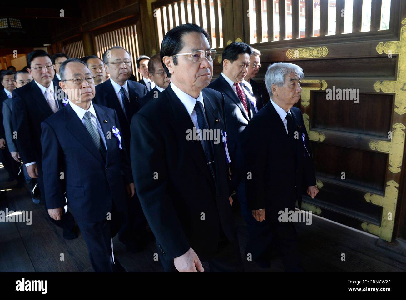 (160422) -- TOKIO, 22. April 2016 -- Japanische Gesetzgeber besuchen den Yasukuni-Schrein in Tokio, der Hauptstadt Japans, am 22. April 2016. Eine Gruppe von etwa 90 japanischen Gesetzgebern, darunter ein hochrangiges Mitglied des Kabinetts von Premierminister Shinzo Abe, besuchte am Freitag den umstrittenen, kriegsverbundenen Yasukuni-Schrein, der als Symbol für Japans Militarismus steht und dessen Kriegstoten ehrt, einschließlich von einem internationalen Gericht verurteilter Krimineller. ) JAPAN-TOKIO-GESETZGEBER-YASUKUNI-SCHREIN-BESUCH MaxPing PUBLICATIONxNOTxINxCHN 160422 Tokio 22. April 2016 Japanische Gesetzgeber besuchen den Yasukuni-SCHREIN in Tokios Hauptstadt Japan O Stockfoto