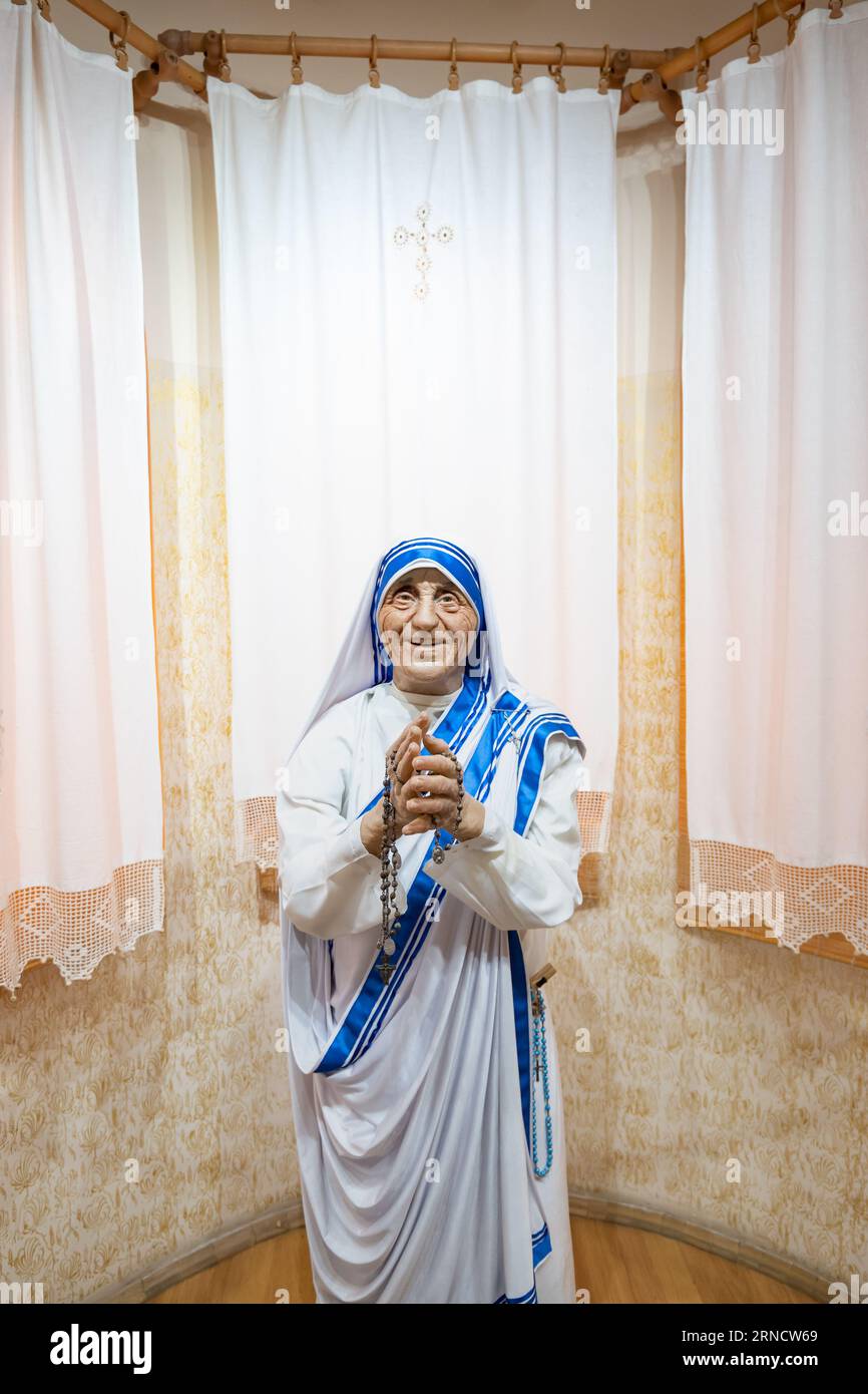 Skopje, Mazedonien - 05.05.2023: Mutter Teresa Wachsstatue im Gedenkhaus von Mutter Teresa in Skopje in Mazedonien. Stockfoto