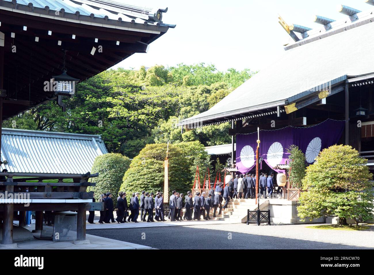 (160422) -- TOKIO, 22. April 2016 -- Japanische Gesetzgeber besuchen den Yasukuni-Schrein in Tokio, der Hauptstadt Japans, am 22. April 2016. Eine Gruppe von etwa 90 japanischen Gesetzgebern, darunter ein hochrangiges Mitglied des Kabinetts von Premierminister Shinzo Abe, besuchte am Freitag den umstrittenen, kriegsverbundenen Yasukuni-Schrein, der als Symbol für Japans Militarismus steht und dessen Kriegstoten ehrt, einschließlich von einem internationalen Gericht verurteilter Krimineller. ) JAPAN-TOKIO-GESETZGEBER-YASUKUNI-SCHREIN-BESUCH MaxPing PUBLICATIONxNOTxINxCHN 160422 Tokio 22. April 2016 Japanische Gesetzgeber besuchen den Yasukuni-SCHREIN in Tokios Hauptstadt Japan O Stockfoto