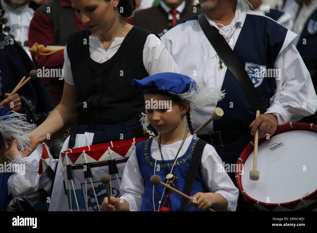 Die Leute ziehen sich gut an und gehen auf eine Parade, um den 500. Geburtstag des Bierreinheitsgesetzes am 22. April 2016 in der süddeutschen Stadt Ingolstadt zu feiern. Das deutsche Reinheitsgebot für Bier, eines der weltweit ältesten Gesetze zur Lebensmittelsicherheit, beschränkt die Inhaltsstoffe des Bernsteinbraus auf Wasser, Gerste, Hopfen und Hefe. ) DEUTSCHLAND-INGOLSTADT-BIER-REINHEITSGEBOT ZhuxSheng PUBLICATIONxNOTxINxCHN Prominente ziehen sich gut an und gehen AUF Parade, um den 500. Geburtstag des Bier-Reinheitsgebots in der süddeutschen Stadt Ingolstadt AM 22. April 2016 zu feiern Deutsches Bier-Reinheitsgebot eines der ältesten Lebensmittelsicherheitsgesetze der Welt begrenzt das I Stockfoto