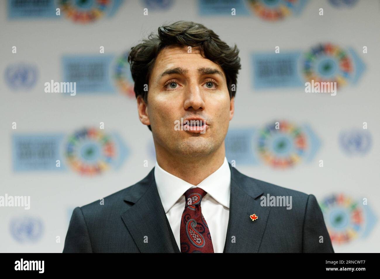 Der kanadische Premierminister Justin Trudeau nimmt an einer Pressekonferenz im Anschluss an die Unterzeichnungszeremonie des Pariser Klimaschutzabkommens am 22. April 2016 im Hauptquartier der Vereinten Nationen in New York Teil. Staats- und Regierungschefs aus mindestens 175 Ländern haben hier das Pariser Klimaschutzabkommen unterzeichnet, das den ersten Schritt auf dem Weg zum Inkrafttreten des Pakts darstellt. ) UN-PARIS-ABKOMMEN-JUSTIN TRUDEAU-PRESSEKONFERENZ LixMuzi PUBLICATIONxNOTxINxCHN der kanadische Premierminister Justin Trudeau nimmt an einer Pressekonferenz im Anschluss an die Unterzeichnungszeremonie des Pariser Abkommens ÜBER KLIMAÄNDERUNGEN AN der Unite Teil Stockfoto