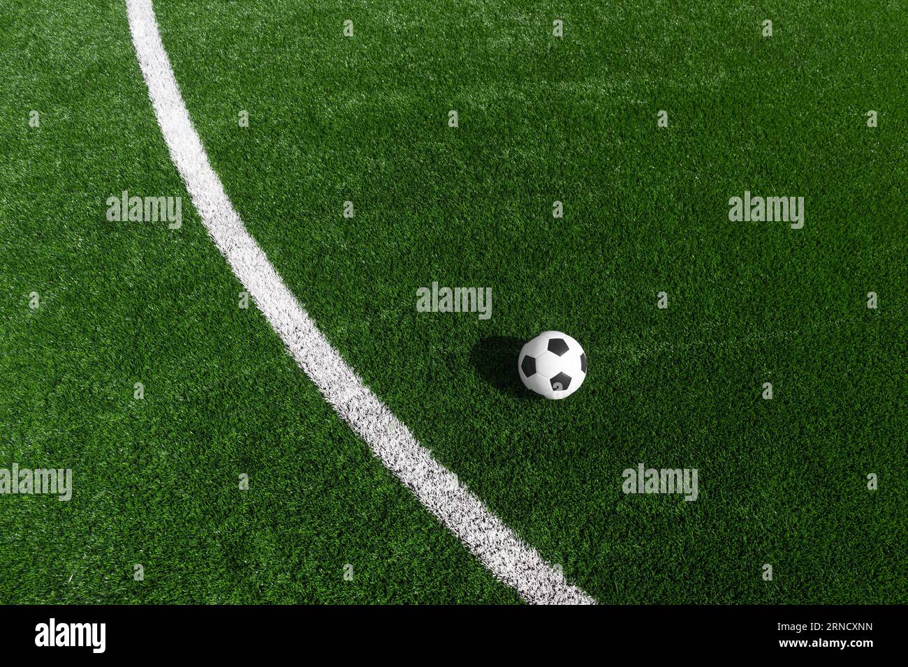 Schwarz-weiß Fußball und Fußball auf dem Spielfeld. Horizontales Sportmotiv-Poster, Grußkarten, Kopfzeilen, Website und App Stockfoto