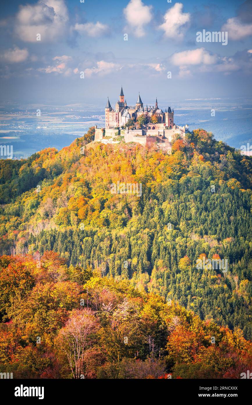 Hohenzollern Burg, Deutschland. Herbst atemberaubende Landschaft mit Schloss Hohenzollern in den Schwäbischen Alpen - Baden-Württemberg. Stockfoto