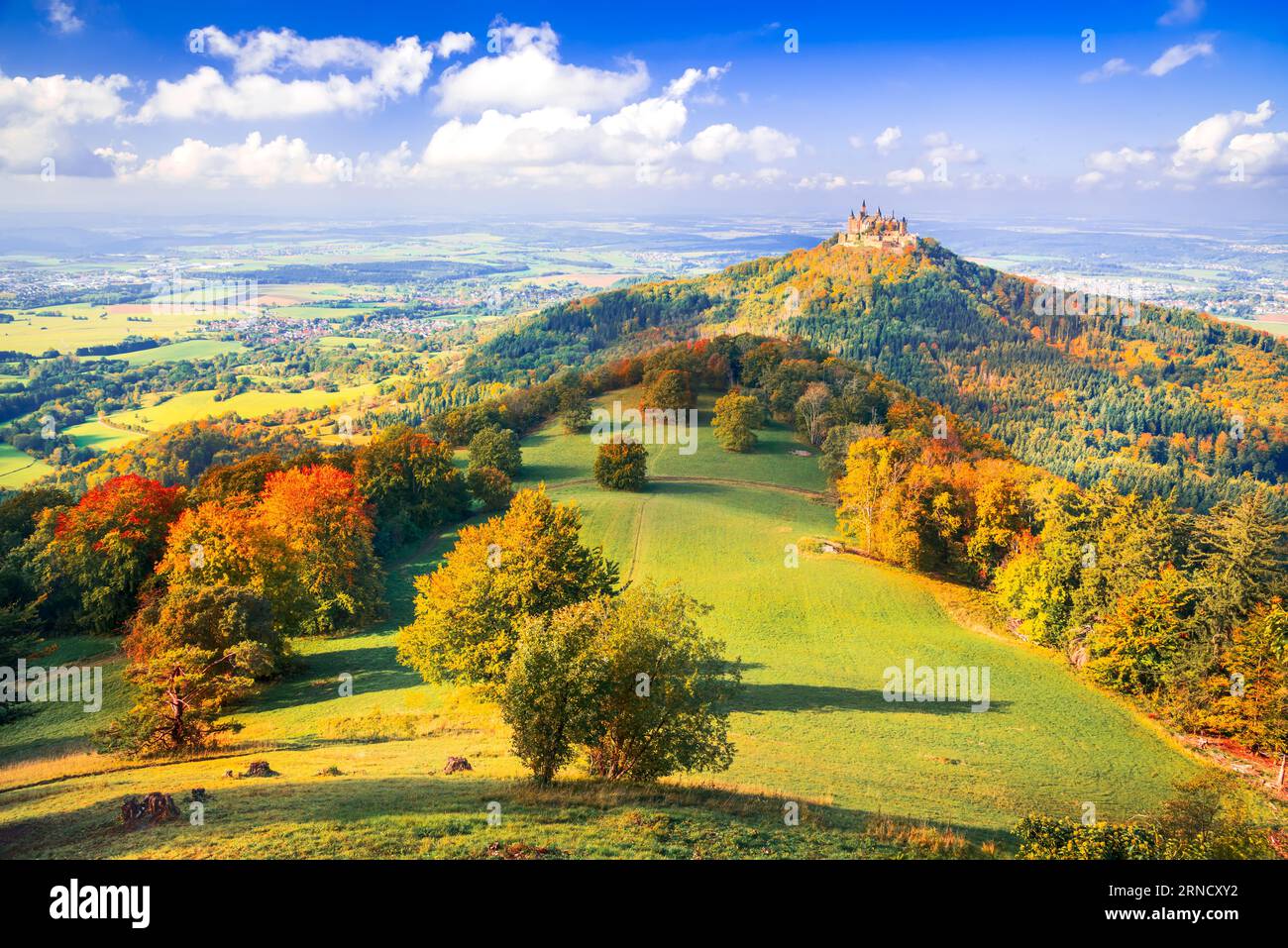 Schloss Hohenzollern, Deutschland. Schöne herbstliche Farbenlandschaft Schwäbische Alpen - Baden-Württemberg. Stockfoto