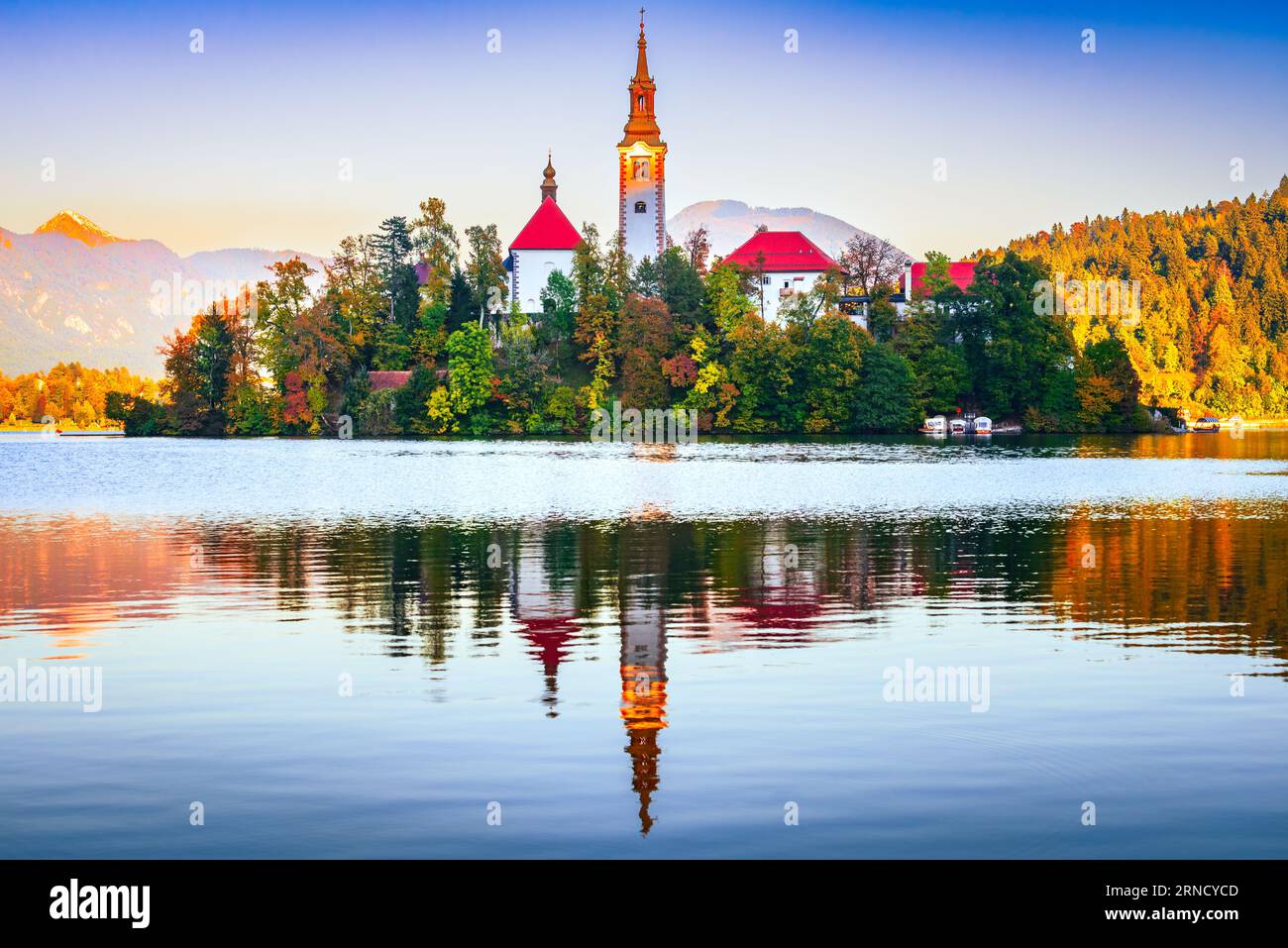 Bled, Slowenien. Wunderschöner Herbstuntergang am Bleder See. Julische Alpen im Hintergrund, Reisen in Europa. Stockfoto