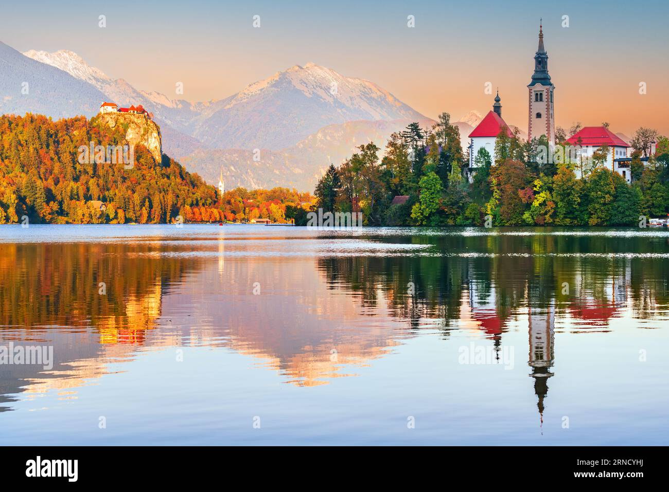 Bled, Slowenien. Wunderschöner Sonnenuntergang am Bleder See. Julische Alpen im Hintergrund, Reisen in Europa. Stockfoto