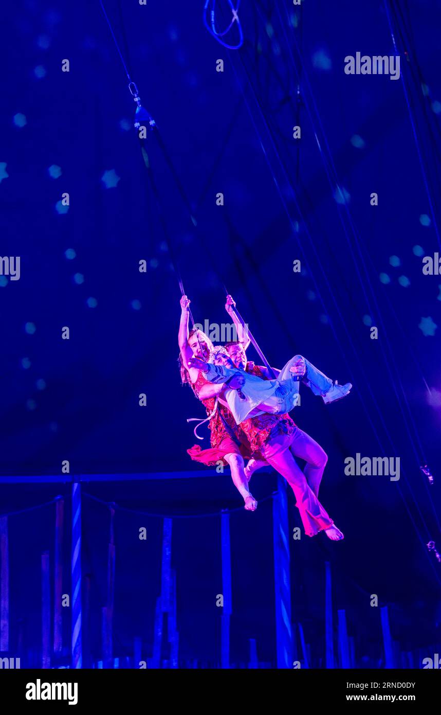 Die russischen Akrobaten Denis Remnev und Tatiana Ozhiganova mit Red Gifford (Nell Giffords Tochter), die während einer Giffords Circus-Tour einen Trapezauftritt aufführten Stockfoto