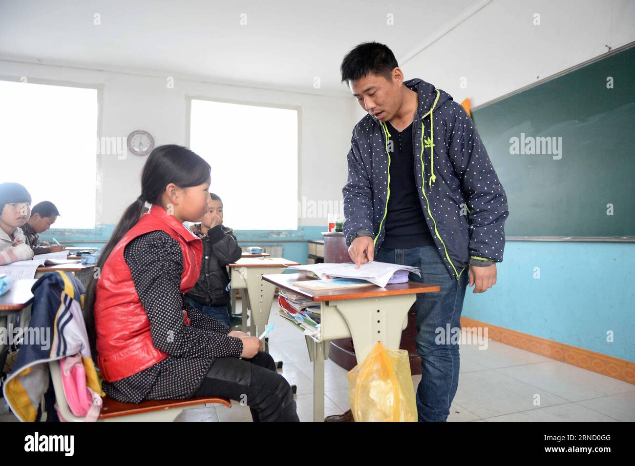 MOHE, 26. April 2016 -- Wang Zhonkä (R), Schulleiter der Beihong Elementary School, führt einen Schüler an die Beihong Elementary School im Beihong Village der Gemeinde Beiji im Mohe County, dem nördlichsten County Chinas, Provinz Heilongjiang im Nordosten Chinas, am 26. April 2016. Die Beihong Elementary School, Chinas nördlichste Grundschule, hat nur zwei Lehrer und 15 Schüler. Die beiden Lehrer, Wang Zhonkä und Yu Jing, sind ein Paar, das seit Jahren hier ist. ) (lfj) CHINA-HEILONGJIANG-NÖRDLICHSTE GRUNDSCHULE (CN) WangxKai PUBLICATIONxNOTxINxCHN Mohe April 26 2016 Wang ZH Stockfoto
