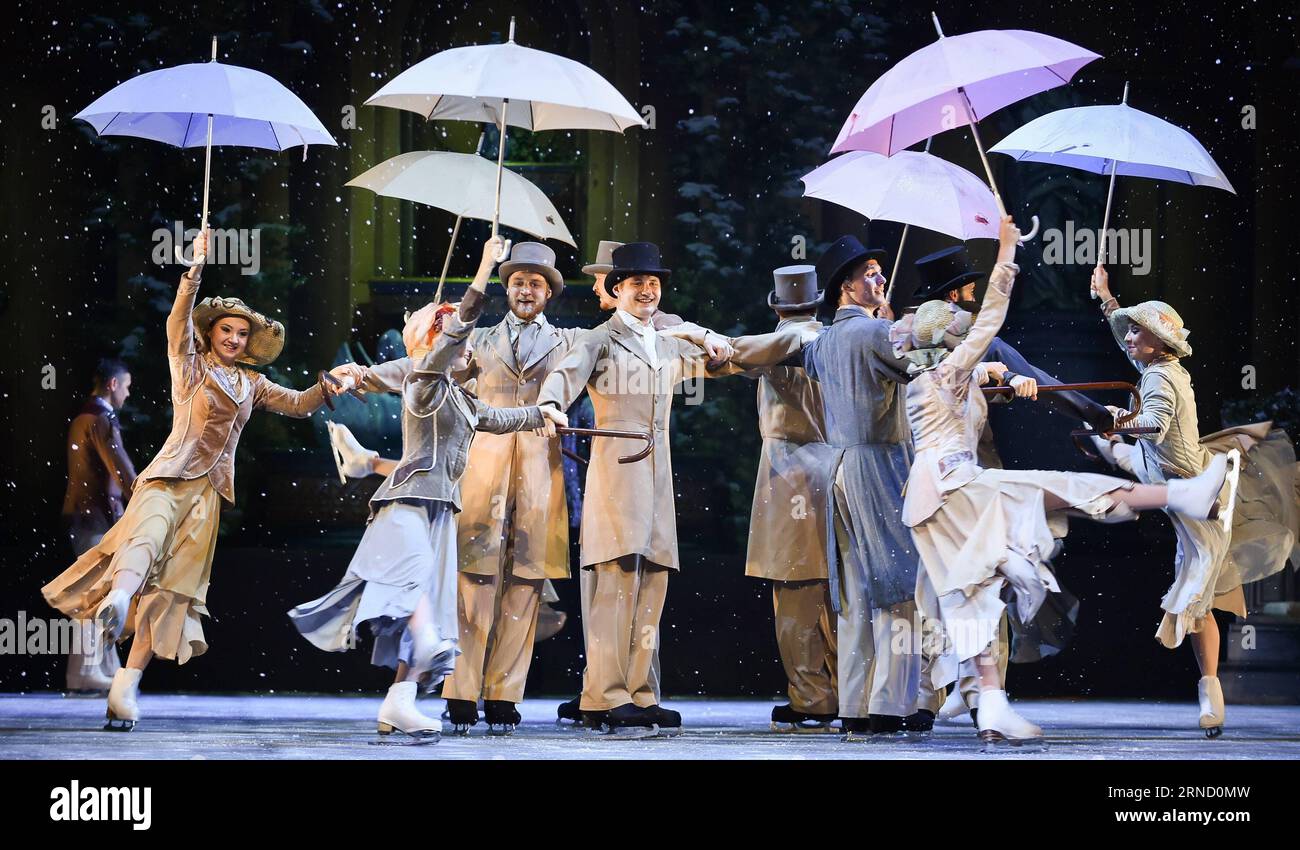 (160427) -- HONGKONG, 27. April 2016 -- Schauspieler spielen Eisballett The Swan Lake on Ice in Hong Kong, Südchina, 27. April 2016. ) (wyo) CHINA-HONG KONG-ICE BALLETT (CN) NgxWingxKin PUBLICATIONxNOTxINxCHN 160427 Hong KONG April 27 2016 Schauspieler spielen ICE Ballett der Schwanensee AUF EIS in Hong Kong Südchina April 27 2016 wyo China Hong Kong ICE Ballett CN NgxWingxKin PUBLATIONxNOTxINxCHN Stockfoto