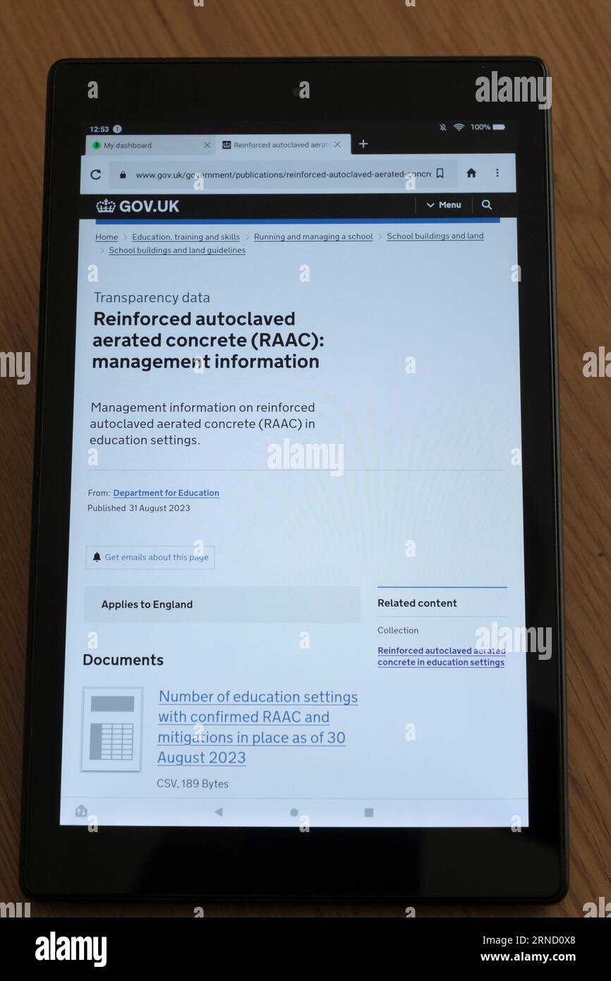 Bristol, Großbritannien. September 2023. Die Regierung des Vereinigten Königreichs warnt vor Schulen und Weiterbildungsgebäuden, die Arbeiten erfordern, um sicher zu sein, da sie aus verstärktem autoklaviertem Porenbeton (RAAC) gebaut wurden, genau wie die Herbstferien beginnen sollen. Tabelle „Regierungsausgaben“ mit der Anzahl der betroffenen Einstellungen, enthält jedoch keine Details. Abgebildet sind die Webseiten der britischen Regierung auf einem Tablet-Computer. Quelle: JMF News/Alamy Live News Stockfoto