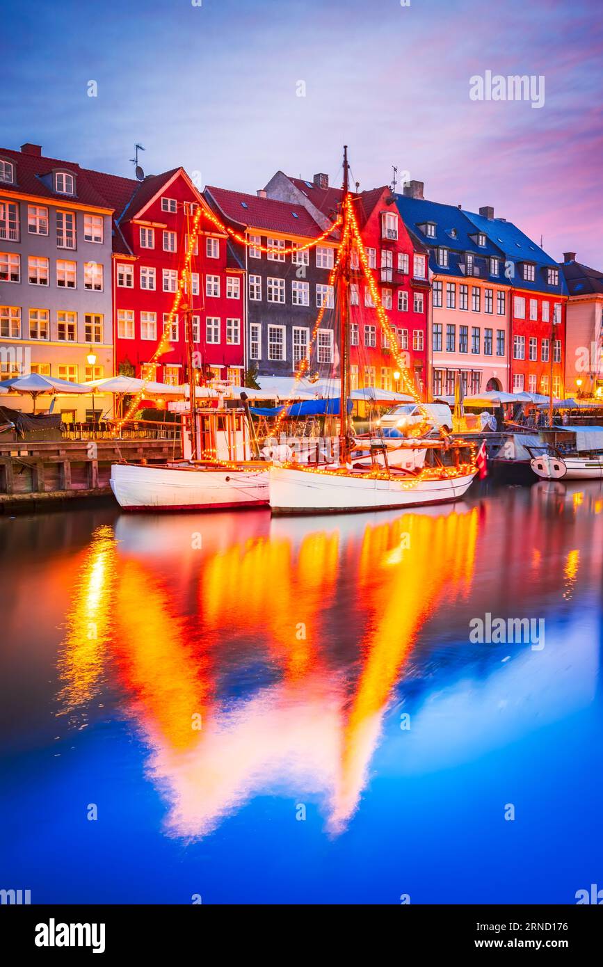 Kopenhagen, Dänemark. Der Charme des berühmten Nyhavn-Kanals. Buntes Nachtbild und atemberaubende Wasserreflexe. Stockfoto