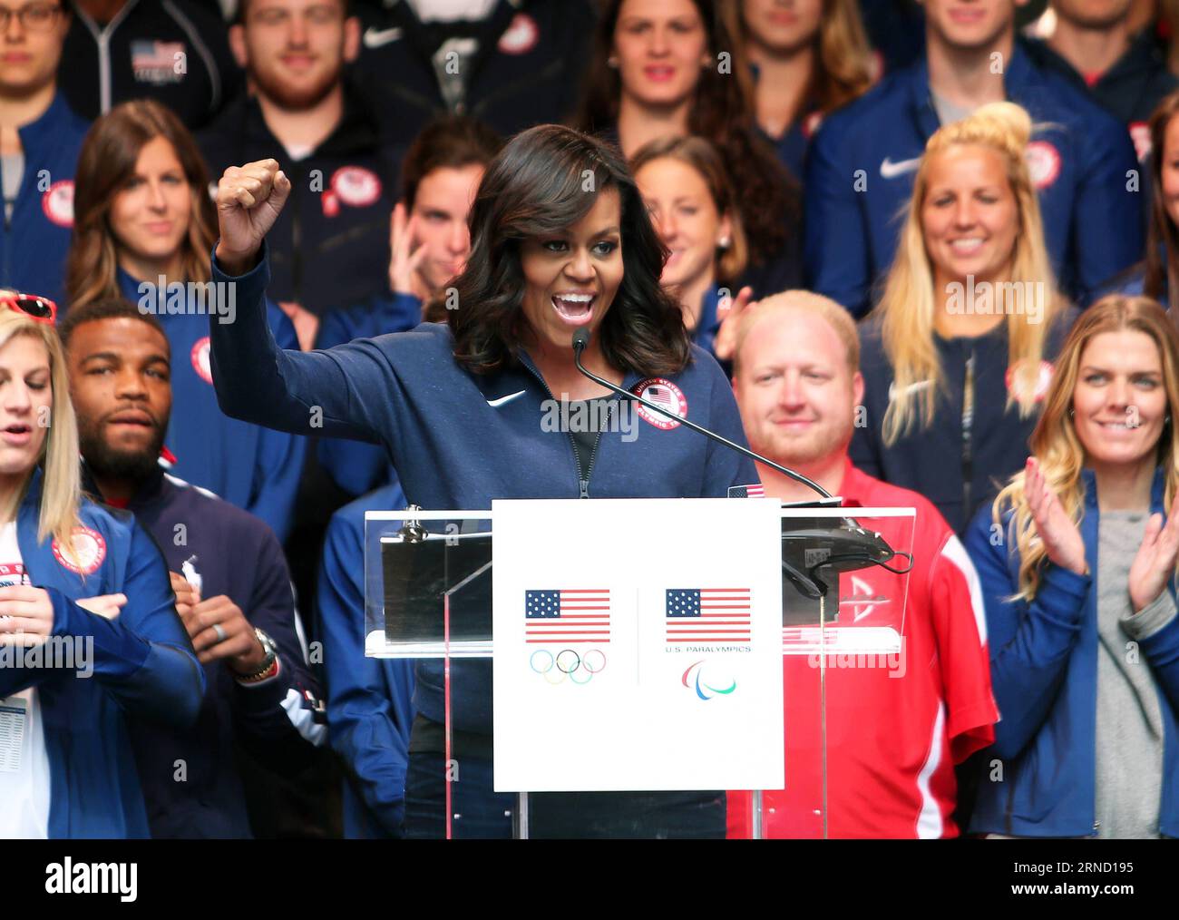 NEW YORK, 27. April 2016 -- die US-First Lady Michelle Obama hält eine Rede während der Tour des Team USA's Road to Rio am Times Square in New York, USA am 27. April 2016. Die „Road to Rio Tour“ des Teams USA fand am Mittwoch auf dem Times Square statt, um den 100-tägigen Countdown zu den Olympischen Spielen 2016 in Rio de Janeiro zu feiern. Mehr als 70 olympische und paralympische Athleten nahmen an der Veranstaltung Teil und teilten ihren Geist und ihre Begeisterung für die Spiele mit den Fans hier. ) U.S.-NEW YORK-OLYMPIC GAMES-100 DAYS-COUNTDOWN Qinxlang PUBLICATIONxNOTxINxCHN New York April 27 2016 US First Lady Michelle Stockfoto