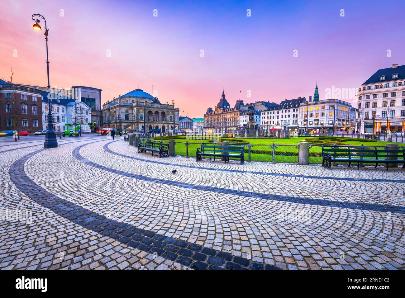 Der neue Platz des Königs, Kongens Nytorv, ist ein öffentlicher Platz in Kopenhagen, Dänemark, zentral gelegen am Ende der Fußgängerzone Stroget. Stockfoto