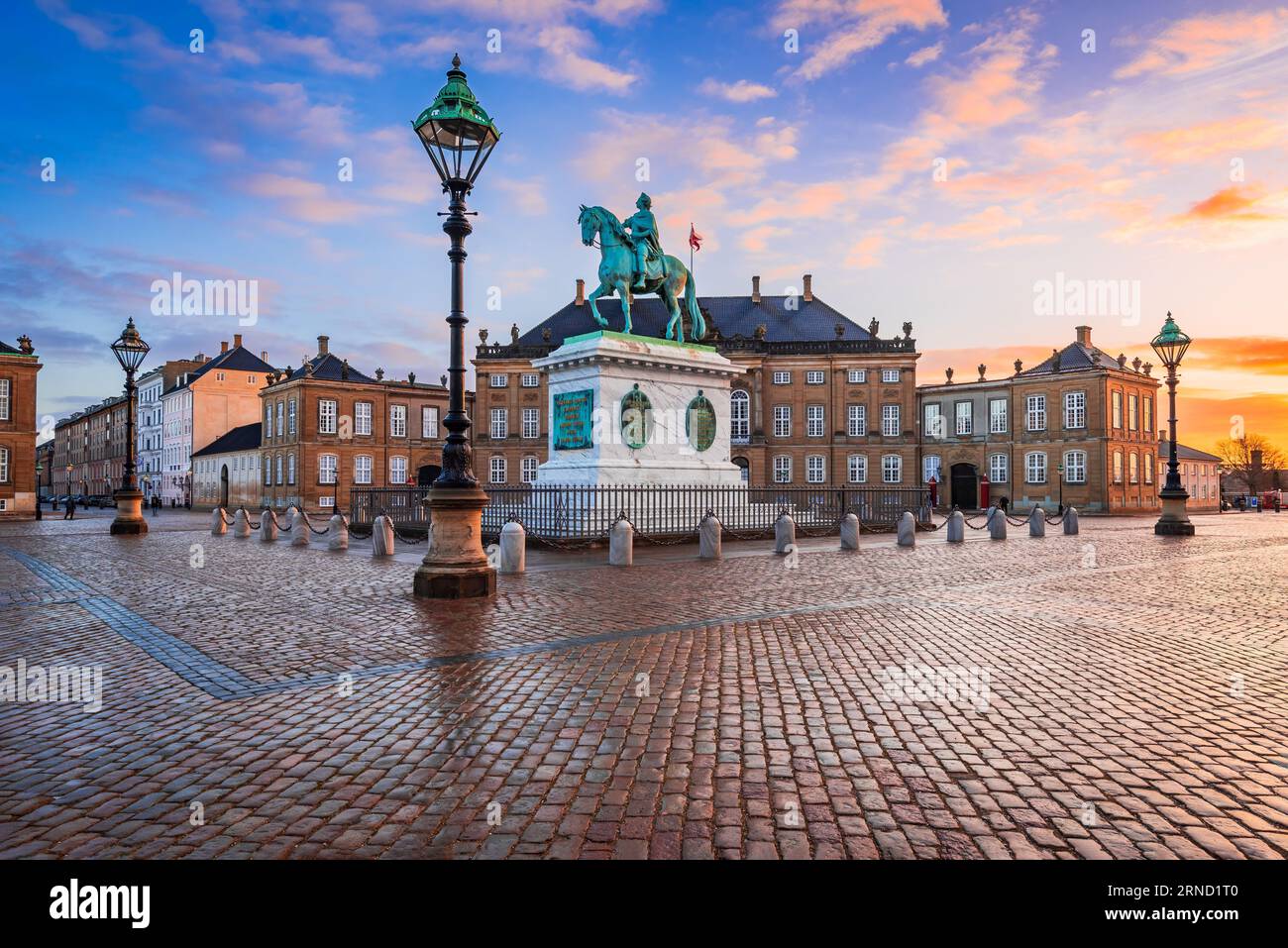 Kopenhagen, Dänemark. Morgens Sonnenaufgang Licht mit farbigen Wolken, Amalienborg Platz, schöne nördliche Stadt Europas. Stockfoto