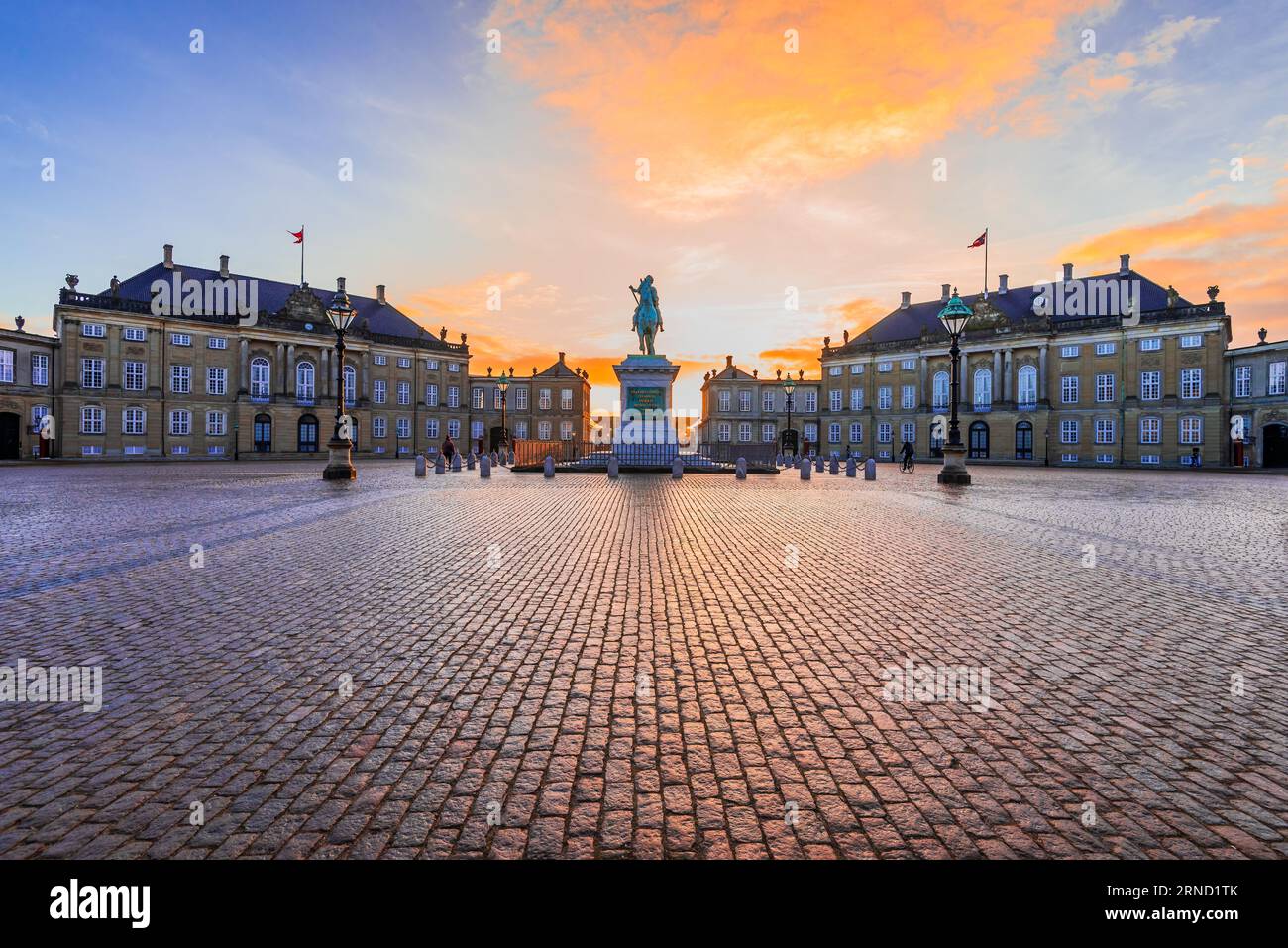 Kopenhagen, Dänemark. Morgens Sonnenaufgang Licht mit farbigen Wolken, Amalienborg Square. Stockfoto