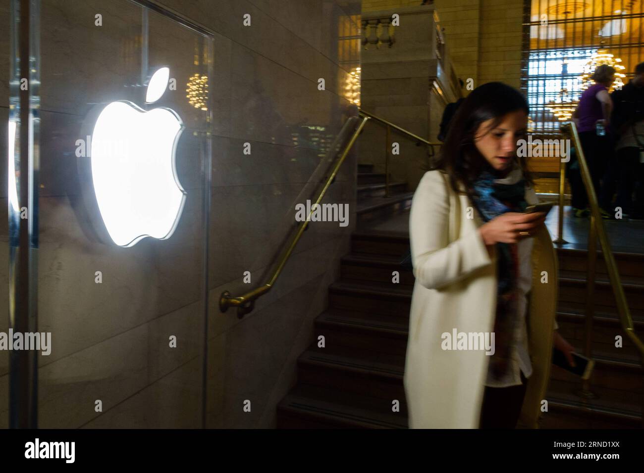 (160428) -- NEW YORK, 28. April 2016 -- Ein Kunde verlässt den Apple Store am Grand Central Terminal in New York, USA, 28. April 2016. Apple Inc. Veröffentlichte am Dienstag die Geschäftsergebnisse für das zweite Quartal 2016, die den ersten Rückgang von Quartalsumsatz und Gewinn seit 2003 im Vergleich zum Vorjahr und den ersten Rückgang bei den iPhone-Verkäufen zeigten. ) U.S.-NEW YORK-APPLE-SALES-DECINCE LixMuzi PUBLICATIONxNOTxINxCHN 160428 New YORK April 28 2016 ein Kunde verlässt den Apple Store AM Grand Central Terminal in New York USA April 28 2016 Apple INC AM Dienstag veröffentlicht Fiscal R Stockfoto