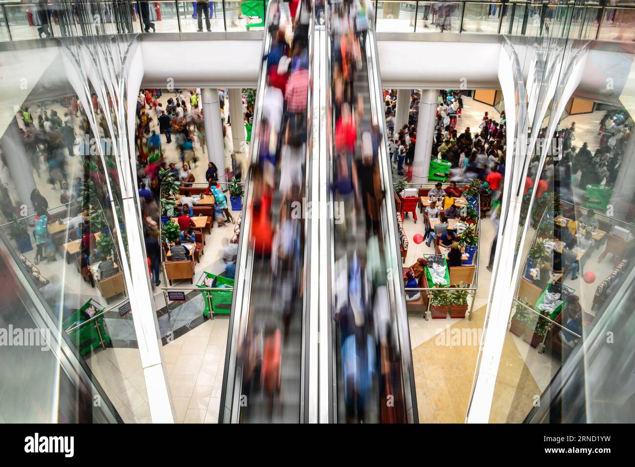 (160428) -- MIDRAND, 28. April 2016 -- Menschen besuchen die Mall of Africa in Midrand, nahe Johannesburg, Südafrika, am 28. April 2016. Die Mall of Africa, das größte Einkaufszentrum Südafrikas, wurde am Donnerstag offiziell eröffnet und bietet 130.000 Quadratmeter Verkaufsfläche. Die Mall beherbergt über 300 Geschäfte lokaler und internationaler Marken, von denen viele Flagship-Stores sind. Besucherströme kamen zur Mall für die Werbeaktionen, die die Geschäfte am Eröffnungstag gaben. ) SÜDAFRIKA-MIDRAND-LARGEST MALL-OPENING ZHAIXJIANLAN PUBLICATIONXNOTXINXCHN Stockfoto