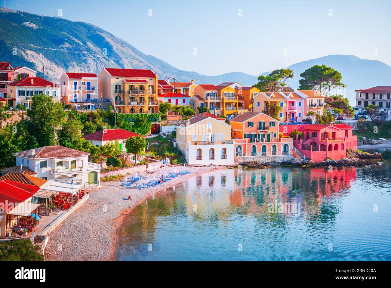 Assos, Kefalonia - Griechenland. Wunderschönes malerisches Dorf auf den idyllischen Ionischen Inseln. Farbenfrohe Häuser und türkisfarbene Bucht. Stockfoto