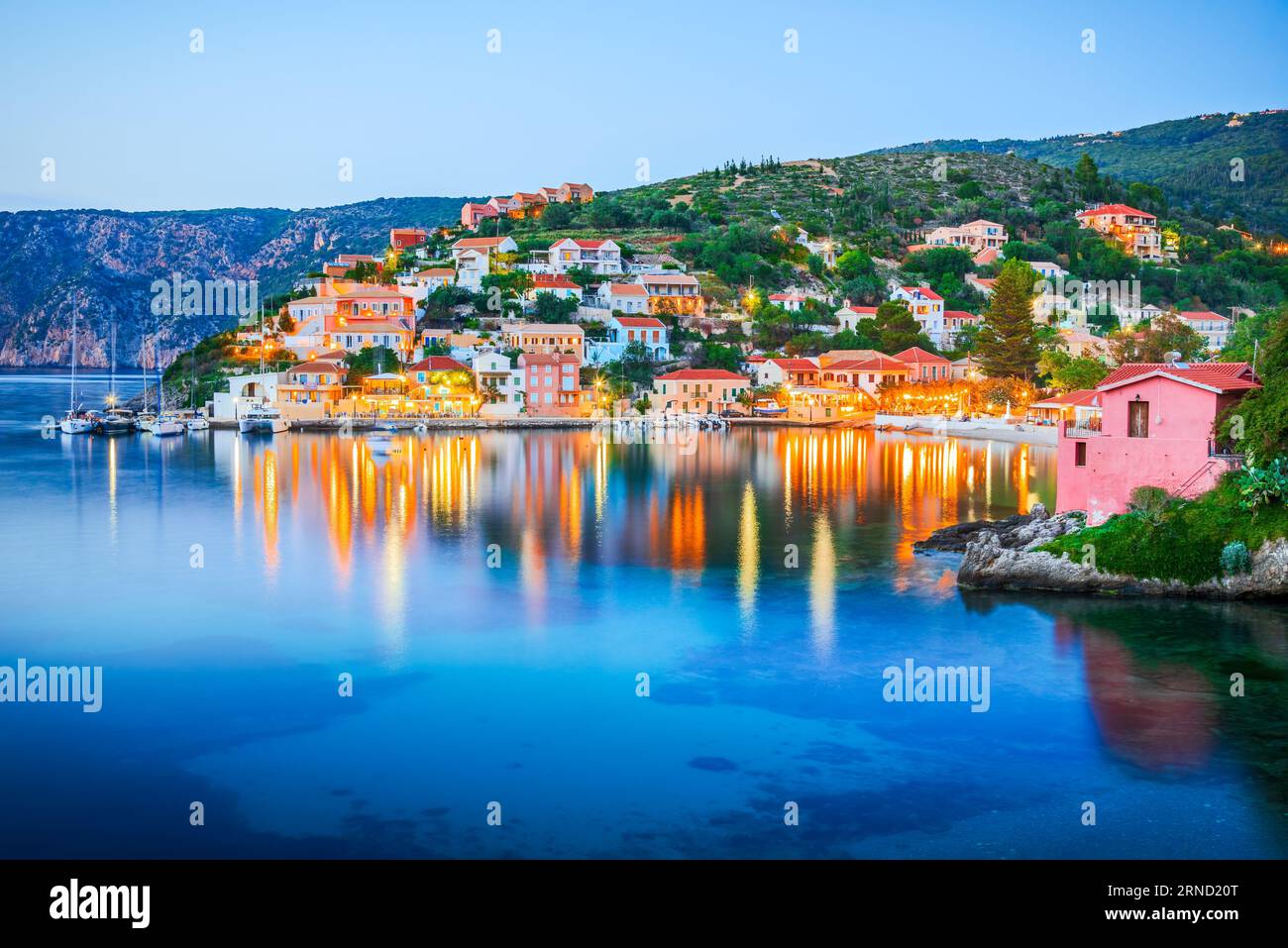 Assos, Griechenland. Malerische Nacht mit wunderschönem Kefalonia, malerisches Dorf auf den idyllischen Ionischen griechischen Inseln. Stockfoto