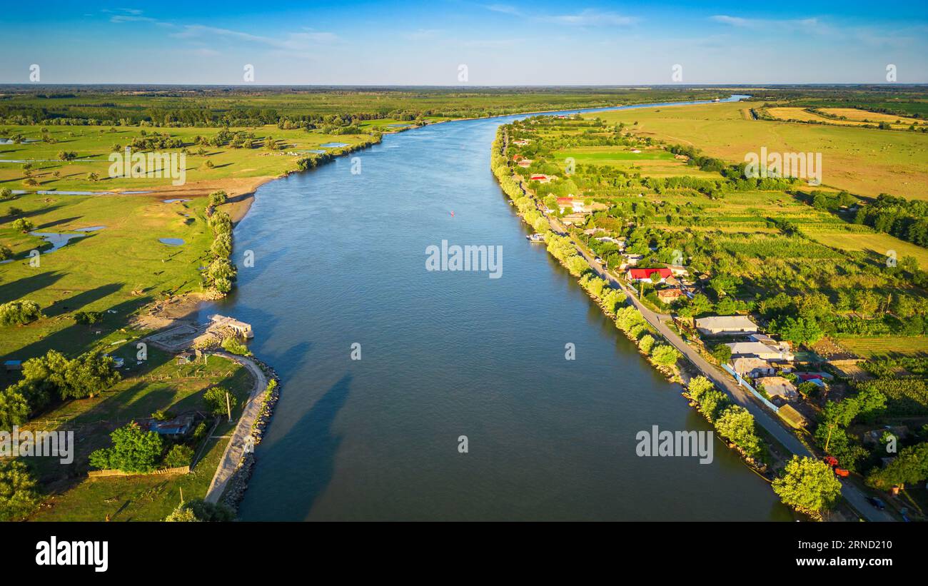 Tulcea, Rumänien. Sulina Branch, Schifffahrt auf der Donau, Dorf Partizani. Stockfoto