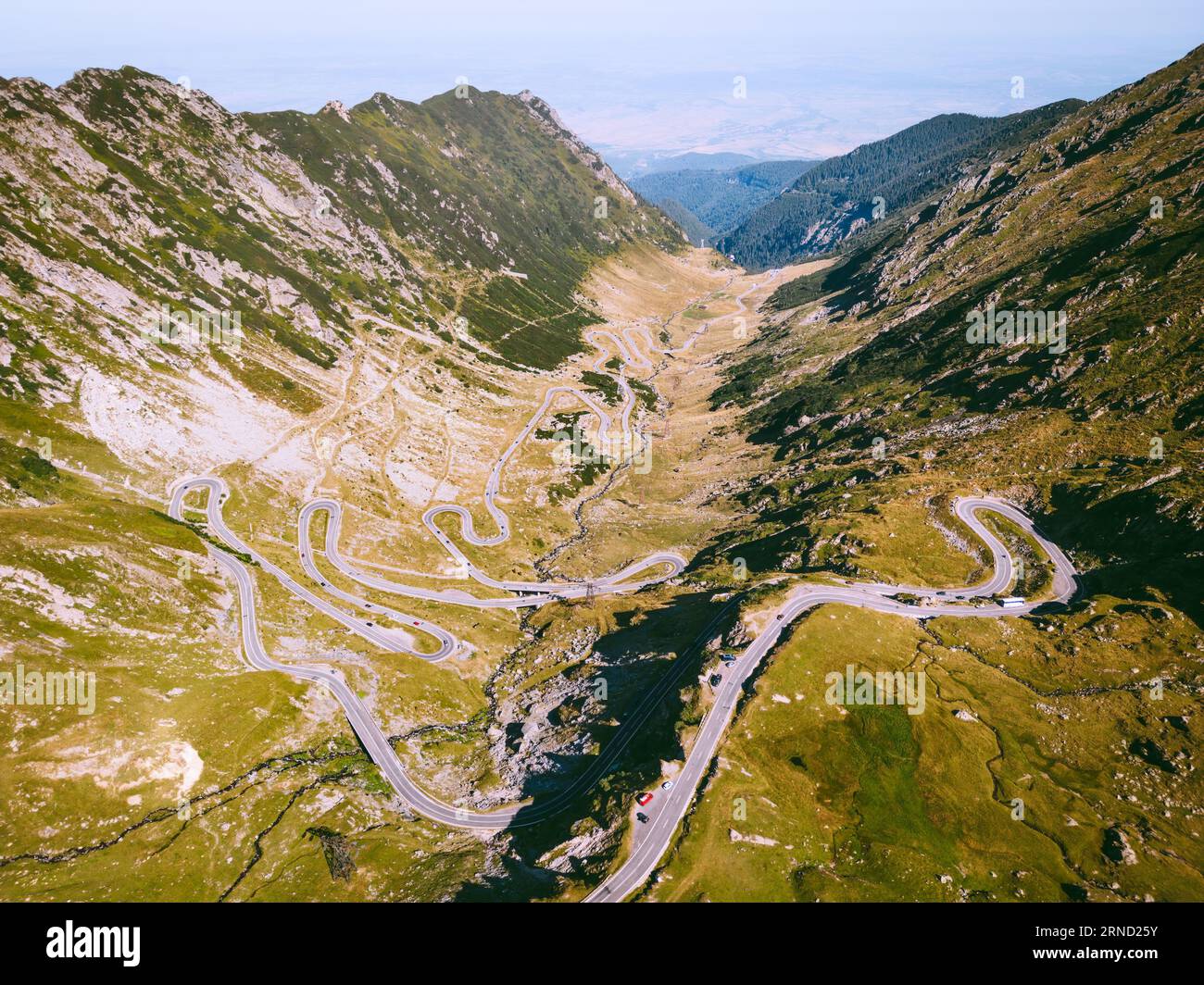 Transfagarasan, Rumänien. Transfagarasan überquert die Karpaten und ist eine der spektakulärsten verwinkelten Bergstraßen der Welt. Stockfoto