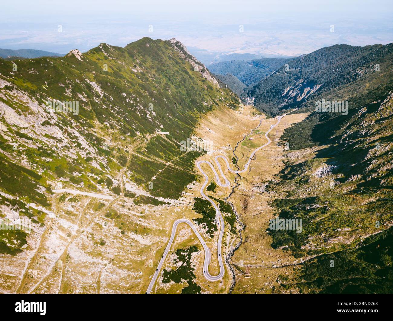 Transfagarasan, Rumänien. Transfagarasan überquert die Karpaten und ist eine der spektakulärsten verwinkelten Bergstraßen der Welt. Stockfoto