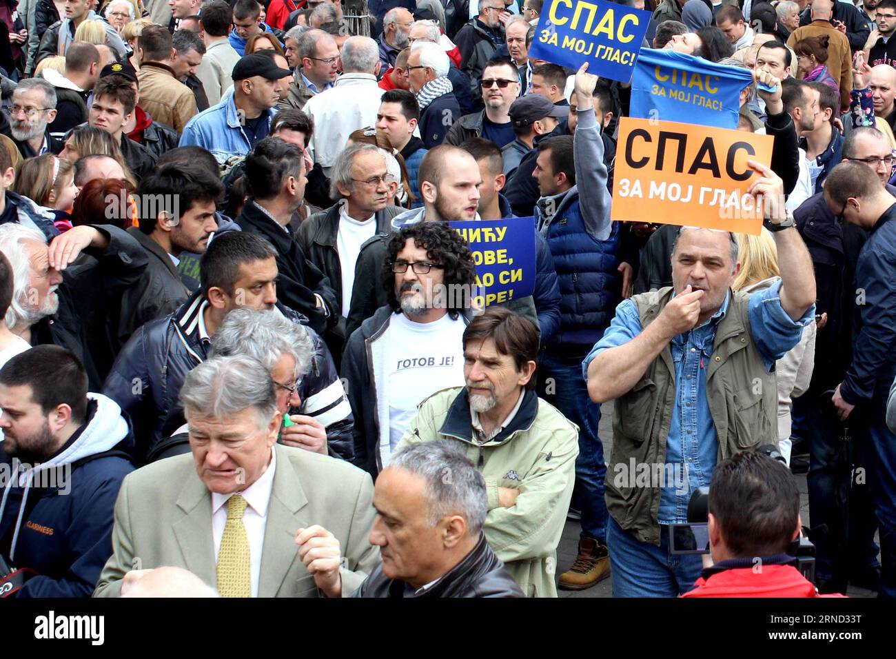 (160430) -- BELGRAD, 30. April 2016 -- Ein Mann hält Ein Plakat mit der Aufschrift Save My Vote bei einem Protest vor der Wahlkommission der Republik gegen mutmaßlichen Stimmendiebstahl bei den Wahlen am 24. April in Belgrad, Serbien, am 30. April 2016. Mehrere tausend Anhänger der Oppositionsparteien protestierten am Samstag gegen den angeblichen Stimmendiebstahl bei den Parlamentswahlen am 24. April durch die Koalition um die Siegerpartei Progressive, die diese Behauptungen kategorisch widerlegte. SERBIEN-BELGRAD-WAHLEN-PROTEST NemanjaxCabric PUBLICATIONxNOTxINxCHN 160430 Belgrad April 30 2016 a Ma Stockfoto