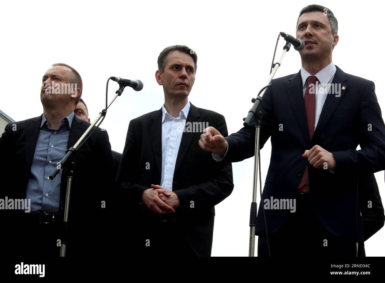 (160430) -- BELGRAD, 30. April 2016 -- Bosko Obradovic, Führer der rechtsextremen, antieuropäischen Bewegung Dveri, spricht bei einem Protest vor der Wahlkommission der Republik gegen mutmaßlichen Stimmendiebstahl bei den Wahlen am 24. April in Belgrad, Serbien, am 30. April 2016. Mehrere tausend Anhänger der Oppositionsparteien protestierten am Samstag gegen den angeblichen Stimmendiebstahl bei den Parlamentswahlen am 24. April durch die Koalition um die Siegerpartei Progressive, die diese Behauptungen kategorisch widerlegte. SERBIEN-BELGRAD-WAHLEN-PROTEST NemanjaxCabric PUBLICATIONx Stockfoto