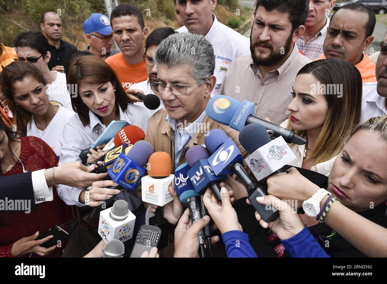 Der Präsident der venezolanischen Nationalversammlung Henry Ramos allup (C) spricht am 29. April 2016 mit Medienvertretern außerhalb des Militärgefängnisses Ramo Verde in Los Teques im Bundesstaat Miranda, Venezuela. Laut der lokalen Presse kam am Freitag eine Gruppe von venezolanischen Oppositionsabgeordneten in das Militärgefängnis Ramo Verde, um den venezolanischen Oppositionsführer Leopoldo Lopez anlässlich seines 45. Geburtstags zu besuchen. und seine Unterschrift für die Aktivierung des widerruflichen Referendums gegen den venezolanischen Präsidenten Nicolas Maduro einzuholen. STR) (rtg) VENEZUELA-CARACAS-POLITICS- Stockfoto