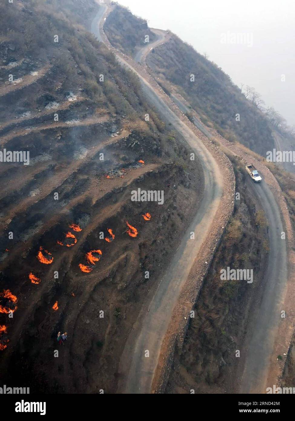 UTTARAKHAND, 1. Mai 2016 -- Foto aus einem Hubschrauber der indischen Luftwaffe am 1. Mai 2016 zeigt einige verbliebene Feuerpunkte in Uttarakhand, Indien. In den hügeligen Regionen des nördlichen indischen Bundesstaates Uttarakhand wütet ein massiver Waldbrand, der riesige Waldgebiete beschädigt hat, sagten Beamte am Sonntag. Indisches Verteidigungsministerium) INDIEN-UTTARAKHAND-WALDBRAND Xinhua/IndianxMinistryxofxD... PUBLICATIONxNOTxINxCHN Uttarakhand 1. Mai 2016 Foto von einem Hubschrauber der indischen Luftwaffe AM 1. Mai 2016 zeigt einige verbliebene Feuerpunkte in Uttarakhand Indien ein massives Waldfeuer dringt in Th Stockfoto