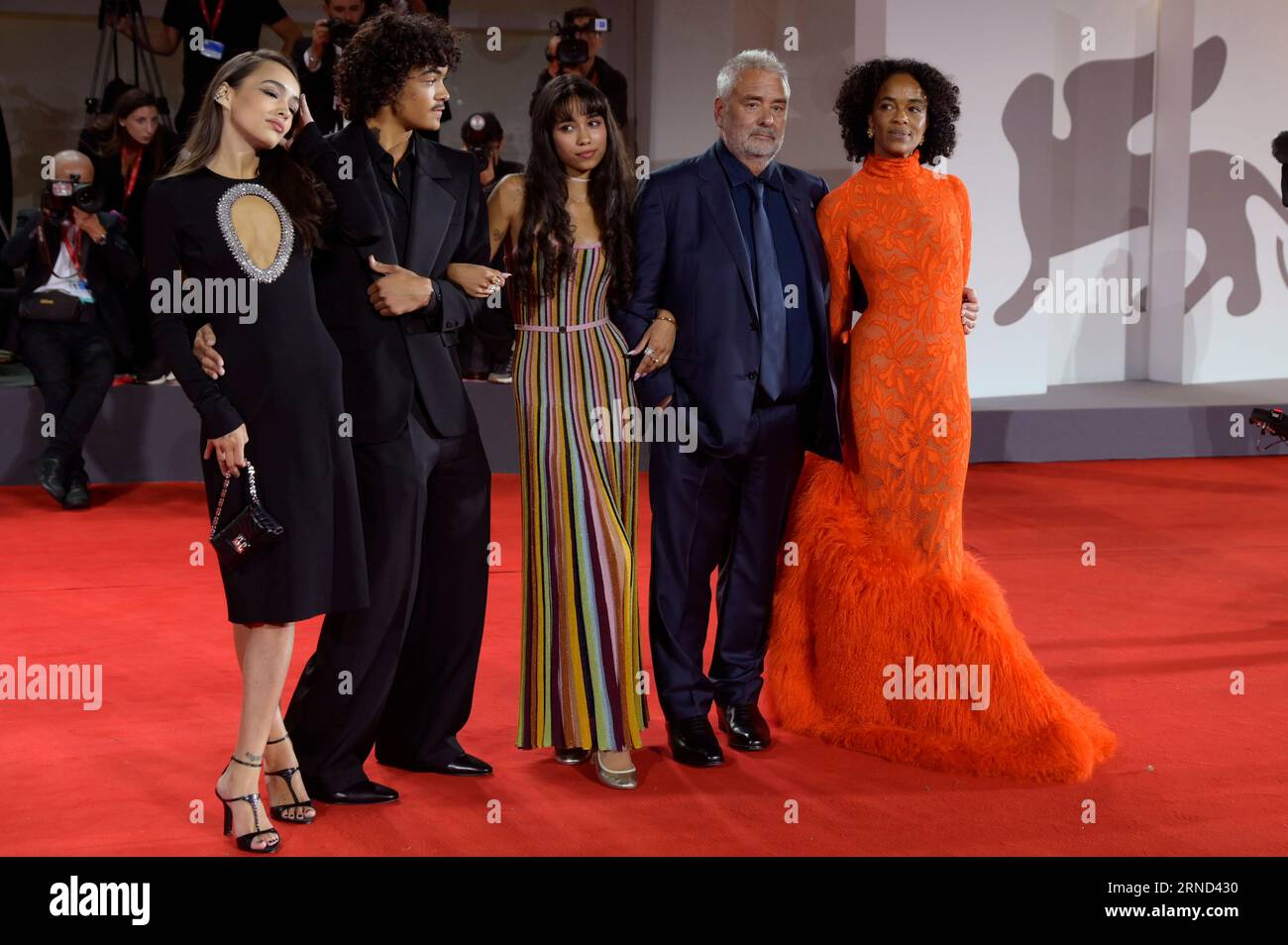 Thalia Besson, Mao Besson, Satine Besson, Luc Besson und Virginie Besson-Silla bei der Premiere des Kinofilms 'DogMan' auf der Biennale di Venezia 2023 / 80. Internationale Filmfestspiele von Venedig im Palazzo del Cinema. Venedig, 31.08.2023 Stockfoto