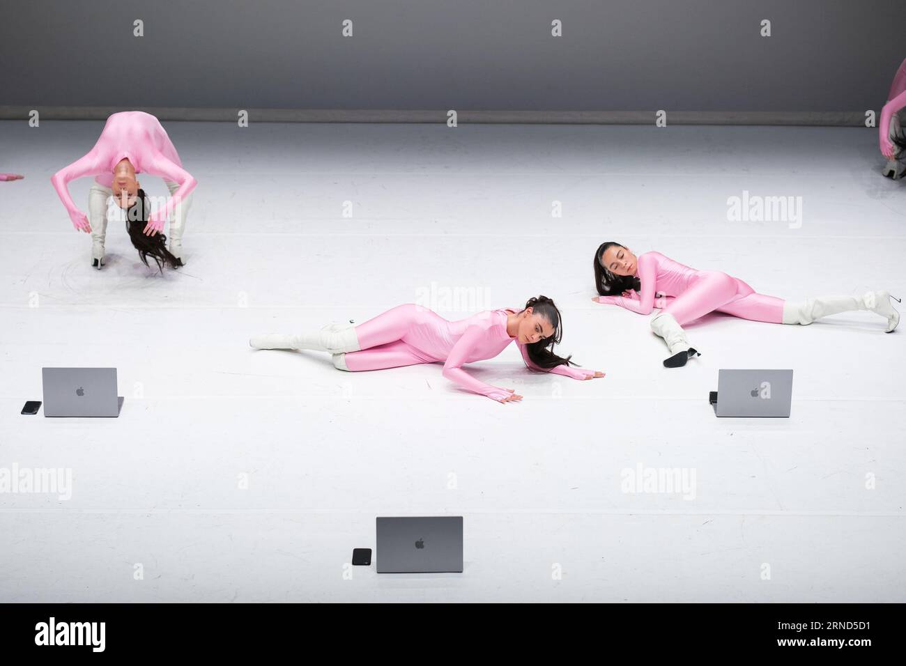 Tänzer treten während der Vorstellung der Show „SOLAS“ in den Canal Theatern auf. Und Madrid. September 2023 Spanien Stockfoto