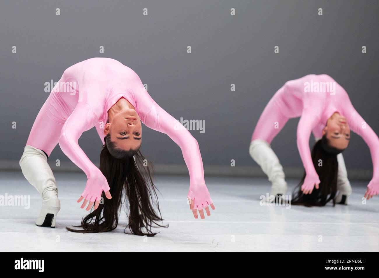 Tänzer treten während der Vorstellung der Show „SOLAS“ in den Canal Theatern auf. Und Madrid. September 2023 Spanien Stockfoto