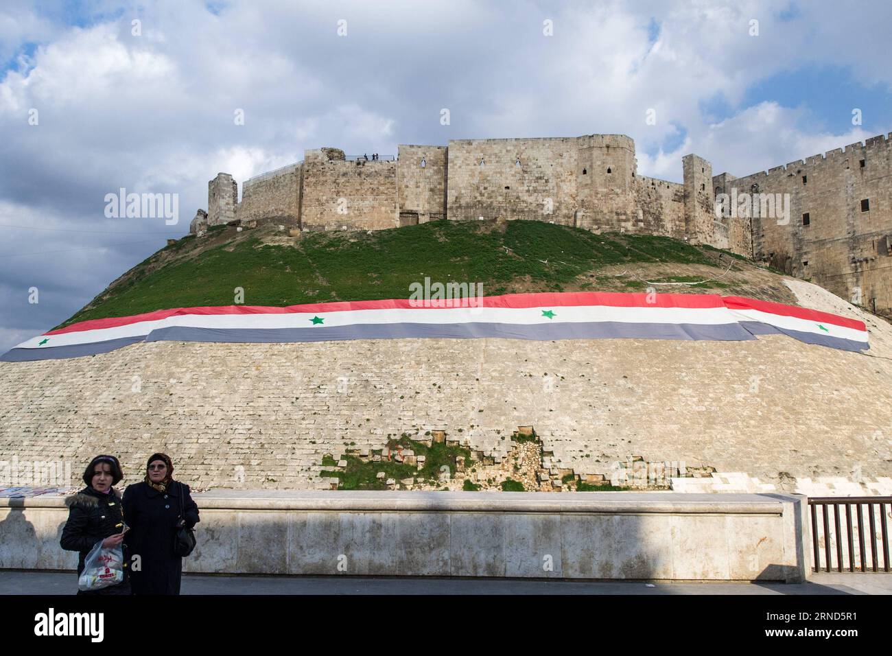(160505) -- PEKING, 5. Mai 2016 -- Aktenfoto vom 19. Januar 2012 zeigt zwei Frauen, die vor der Zitadelle von Aleppo in Aleppo, Syrien, stehen. Die Zitadelle von Aleppo ist ein großer mittelalterlicher befestigter Palast im Zentrum der Altstadt von Aleppo. )(zhf) SYRIEN-ALEPPO-DATEI LixMuzi PUBLICATIONxNOTxINxCHN 160505 Peking 5. Mai 2016 Datei Foto aufgenommen AM 19. Januar 2012 zeigt zwei Frauen Ding außerhalb der Zitadelle von Aleppo in Aleppo Syrien die Zitadelle von Aleppo IST ein großer mittelalterlicher befestigter Palast im Zentrum der Altstadt von Aleppo zhf Syrien Aleppo Datei LiXMuzi PUBLICATIONxNOTxINxCHN Stockfoto