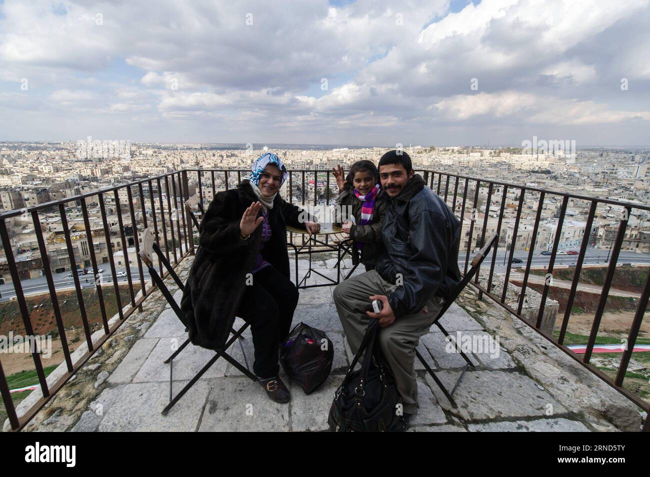 (160505) -- PEKING, 5. Mai 2016 -- Aktenfoto vom 19. Januar 2012 zeigt Menschen, die die Zitadelle von Aleppo in Aleppo, Syrien, besuchen. Die Zitadelle von Aleppo ist ein großer mittelalterlicher befestigter Palast im Zentrum der Altstadt von Aleppo. )(zhf) SYRIEN-ALEPPO-DATEI LixMuzi PUBLICATIONxNOTxINxCHN Peking 5. Mai 2016 Datei Foto aufgenommen AM 19. Januar 2012 zeigt Prominente besuchen die Zitadelle von Aleppo in Aleppo Syrien die Zitadelle von Aleppo IST ein großer mittelalterlicher befestigter Palast im Zentrum der Altstadt von Aleppo zhf Syrien Aleppo Datei LiXMuzi PUBLTINxCHIOxN Stockfoto