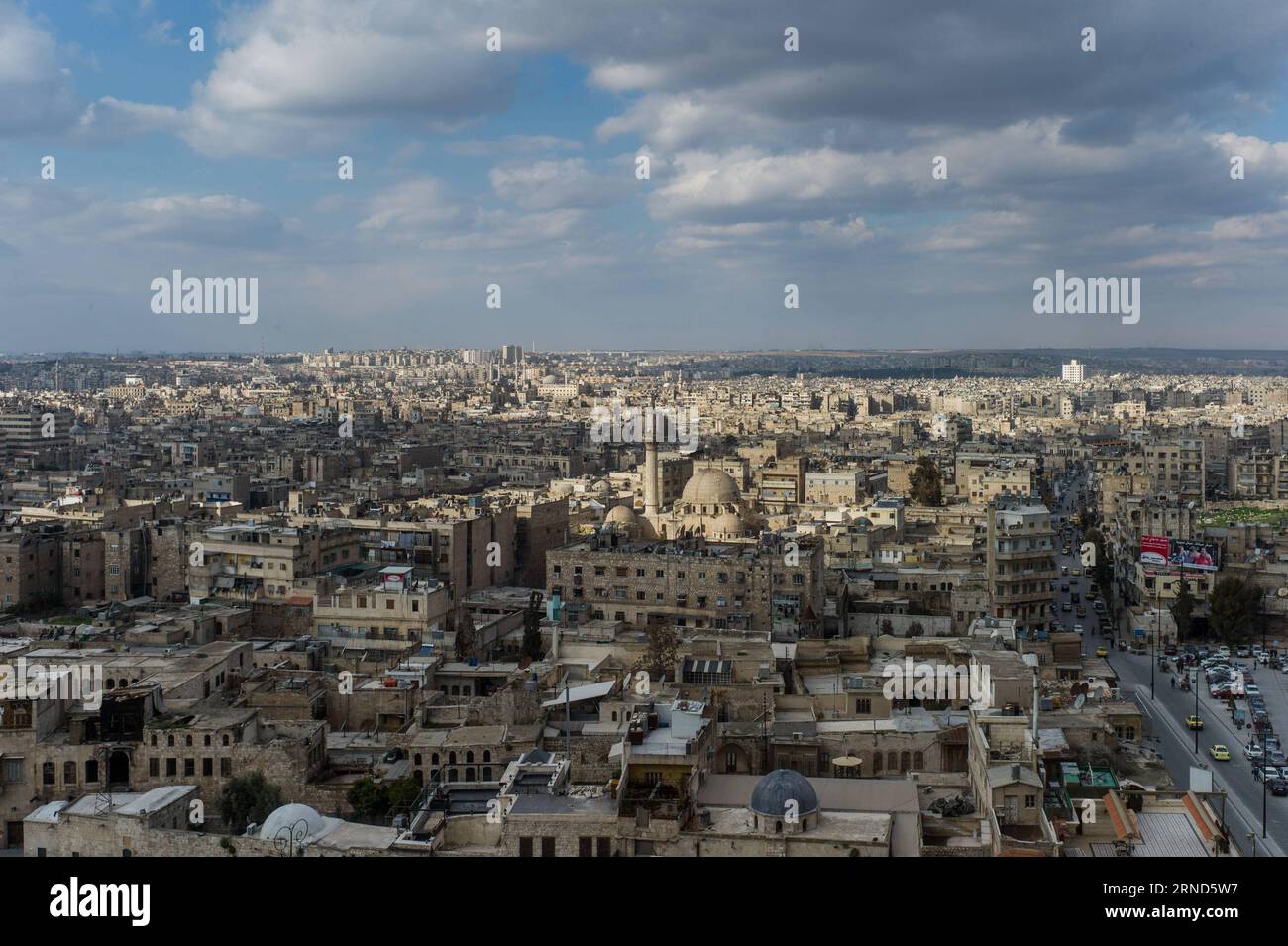 (160505) -- PEKING, 5. Mai 2016 -- Dateifoto vom 19. Januar 2012 zeigt die Altstadt von Aleppo, Syrien. Die Zitadelle von Aleppo ist ein großer mittelalterlicher befestigter Palast im Zentrum der Altstadt von Aleppo. )(zhf) SYRIEN-ALEPPO-DATEI LixMuzi PUBLICATIONxNOTxINxCHN 160505 Peking 5 Mai 2016 Datei Foto aufgenommen AM 19. Januar 2012 zeigt die Übersicht der Altstadt von Aleppo Syrien die Zitadelle von Aleppo IST ein großer mittelalterlicher befestigter Palast im Zentrum der Altstadt von Aleppo zhf Syrien Aleppo Datei LiXMuzi PUBLICATIOxTxTxTxN Stockfoto