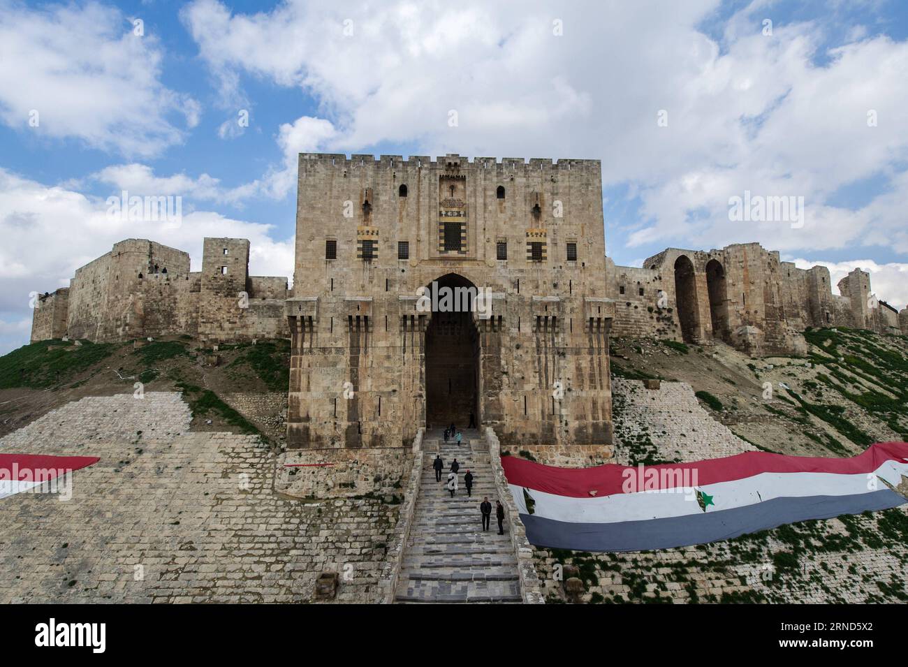 (160505) -- PEKING, 5. Mai 2016 -- Aktenfoto vom 19. Januar 2012 zeigt Menschen, die die Zitadelle von Aleppo in Aleppo, Syrien, besuchen. Die Zitadelle von Aleppo ist ein großer mittelalterlicher befestigter Palast im Zentrum der Altstadt von Aleppo. )(zhf) SYRIEN-ALEPPO-DATEI LixMuzi PUBLICATIONxNOTxINxCHN Peking 5. Mai 2016 Datei Foto aufgenommen AM 19. Januar 2012 zeigt Prominente besuchen die Zitadelle von Aleppo in Aleppo Syrien die Zitadelle von Aleppo IST ein großer mittelalterlicher befestigter Palast im Zentrum der Altstadt von Aleppo zhf Syrien Aleppo Datei LiXMuzi PUBLTINxCHIOxN Stockfoto