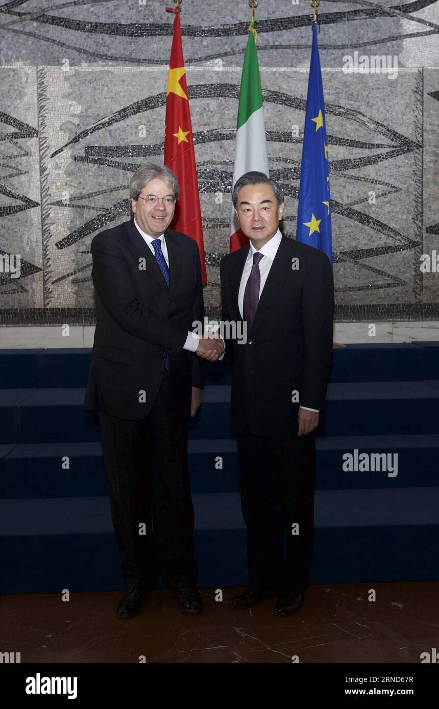(160505) -- ROM, 5. Mai 2016 -- der chinesische Außenminister Wang Yi (R) führt Gespräche mit dem italienischen Außenminister Paolo Gentiloni in Rom, Italien, 5. Mai 2016. ) ITALIEN-ROM-CHINA-WANG YI-GENTILONI-GESPRÄCHE JinxYu PUBLICATIONxNOTxINxCHN 160505 Rom 5. Mai 2016 Chinesische Außenminister Wang Yi r führt Gespräche mit italienischen Außenministern Paolo Gentiloni in Rom 5. Mai 2016 Italien Rom China Wang Yi Gentiloni Talks JinxYu PUBLICATIONxNOTxINxCHN Stockfoto