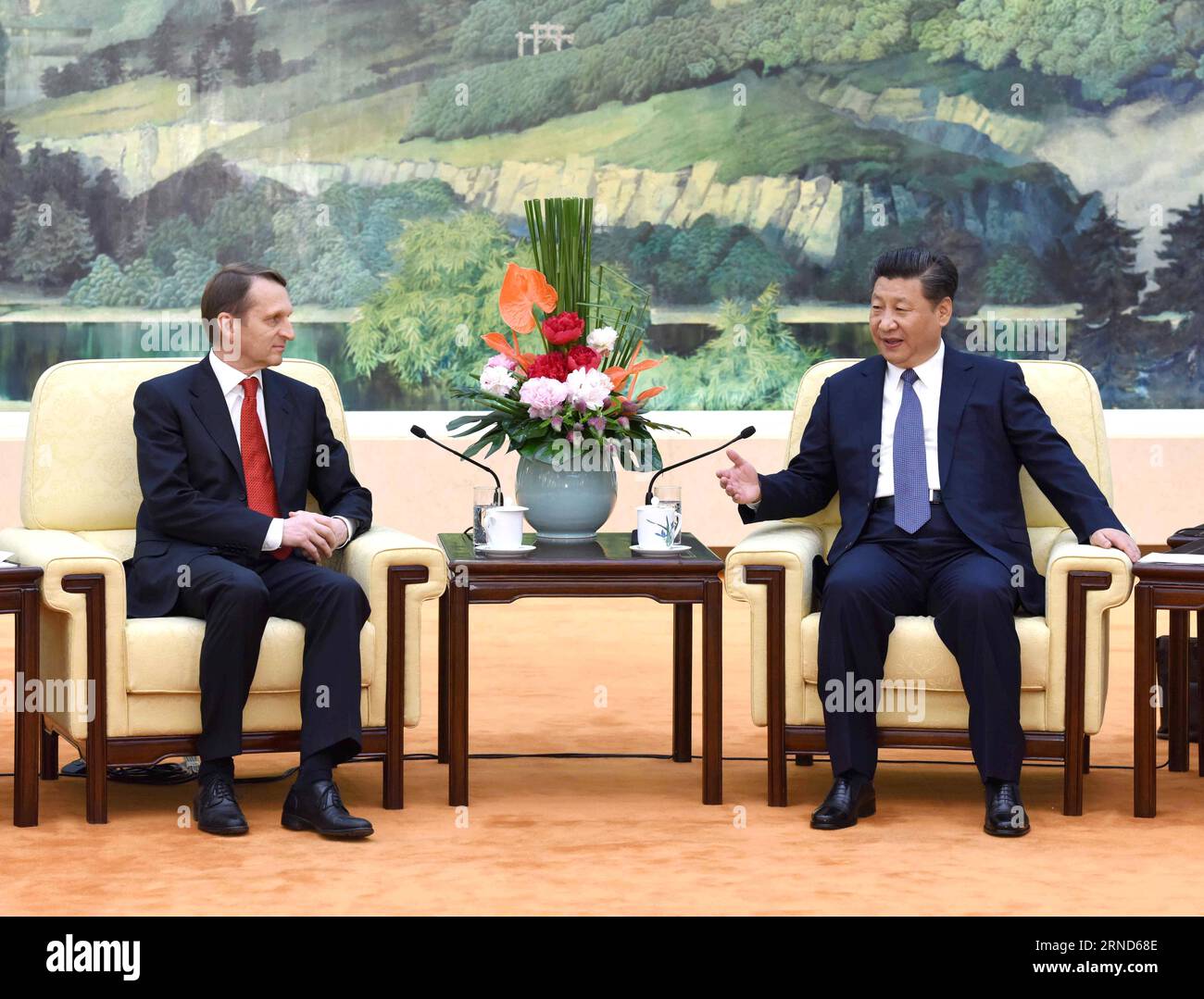(160505) -- PEKING, 5. Mai 2016 -- der chinesische Präsident Xi Jinping (R) trifft sich mit Sergej Naryschkin, dem Leiter der Staatsduma, Russlands Unterhaus des parlaments, in Peking, der Hauptstadt Chinas, am 5. Mai 2016. ) (Zkr) CHINA-PEKING-XI JINPING-RUSSLAND-SERGEI NARYSHKIN-MEETING(CN) RaoxAimin PUBLICATIONxNOTxINxCHN 160505 Peking 5. Mai 2016 der chinesische Präsident Xi Jinping r trifft sich mit Sergei Naryshkin, Leiter der STAATSDUMA, dem Unterhaus des russischen Parlaments in Peking, Hauptstadt Chinas, am 5. Mai 2016 CCR China, Peking, Xi Jinyping, Russland PUBLICATIONxNOTxINxCHN Stockfoto