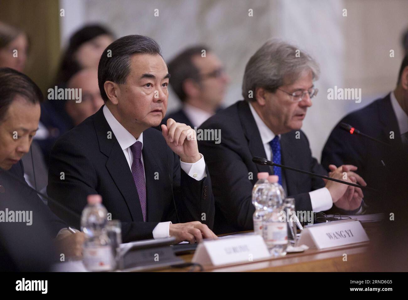 (160505) - ROM, 5. Mai 2016 -- der chinesische Außenminister Wang Yi nimmt am 5. Mai 2016 an der siebten Plenarsitzung des Regierungsausschusses Italien-China in Rom Teil. Eine weitreichende bilaterale Zusammenarbeit stand im Mittelpunkt der siebten Plenartagung des Regierungsausschusses Italien-China, die hier am Donnerstag in Anwesenheit des chinesischen Außenministers Wang Yi und seines italienischen Amtskollegen Paolo Gentiloni stattfand. ) ITALIEN-ROM-ITALIEN-CHINA-REGIERUNG AUSSCHUSS-SIEBTE PLENARTAGUNG JinxYu PUBLICATIONxNOTxINxCHN 160505 Rom 5. Mai 2016 Chinesische Außenminister Wang Yi nimmt am SEV Teil Stockfoto