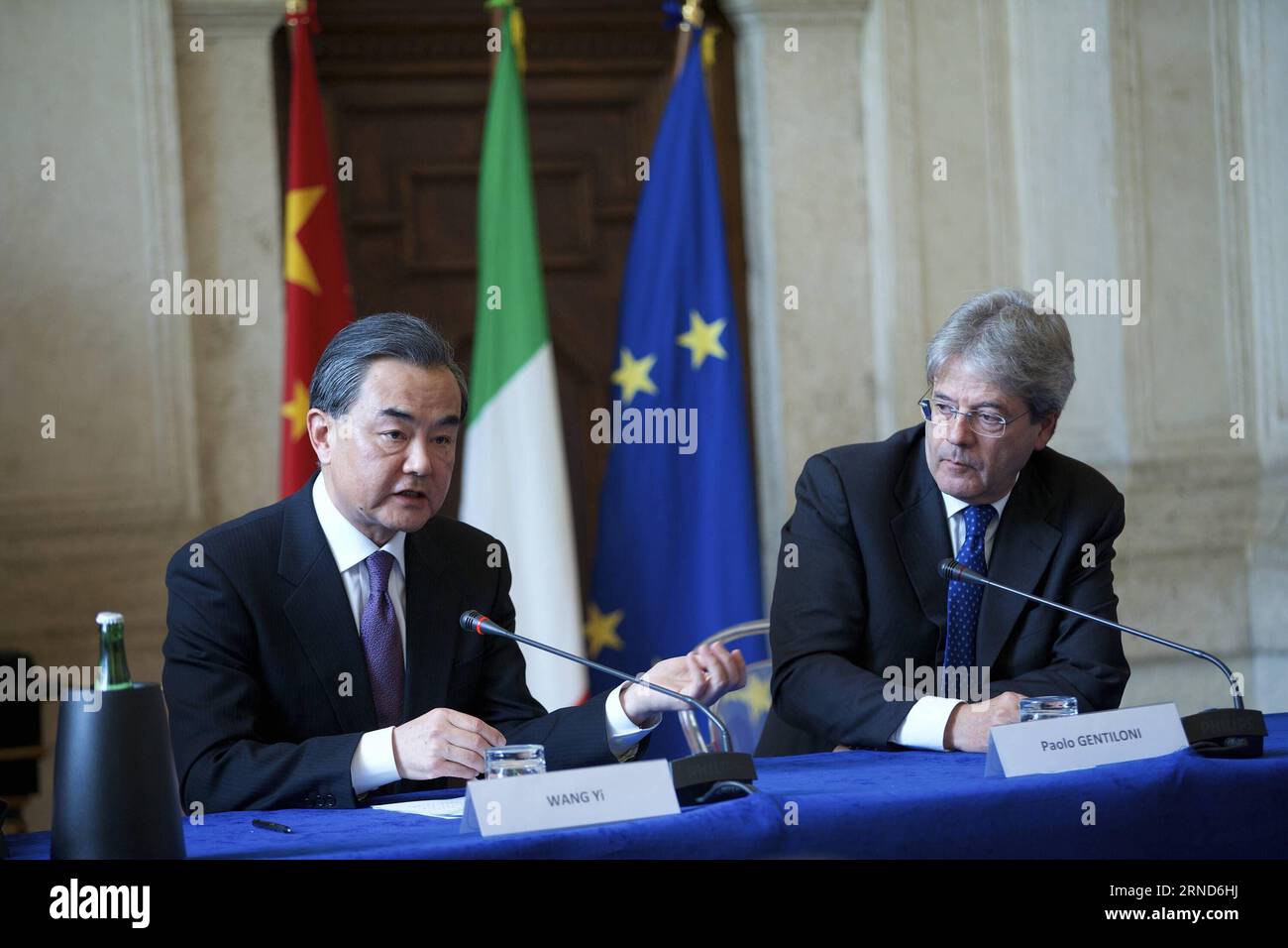 (160505) -- ROM, 5. Mai 2016 -- der chinesische Außenminister Wang Yi (L) und sein italienischer Amtskollege Paolo Gentiloni nehmen an einer gemeinsamen Pressekonferenz nach ihrem Treffen am 5. Mai 2016 in Rom Teil. ) ITALIEN-ROM-CHINA-FM-MEETING-PRESSEKONFERENZ JinxYu PUBLICATIONxNOTxINxCHN 160505 Rom 5. Mai 2016 die chinesischen Außenminister Wang Yi l und sein italienischer Teil Paolo Gentiloni nehmen an einer gemeinsamen Pressekonferenz nach ihrem Treffen in Rom Italien AM 5. Mai 2016 Rom China FM Meeting Pressekonferenz JinxYu PUBLICATIONxNOTxINxCHN Teil Stockfoto