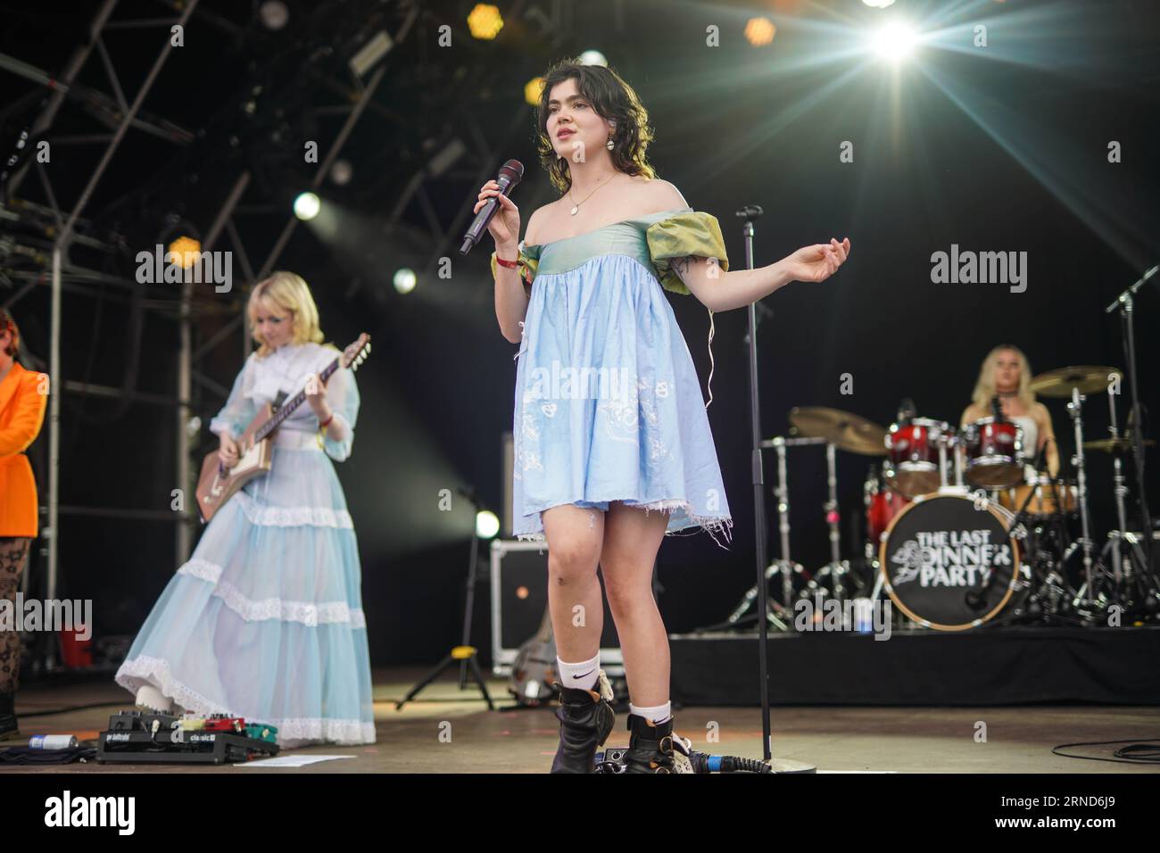 Dorset, Großbritannien. Donnerstag, 31. August 2023. Abigail Morris von The Last Dinner Party trat 2023 beim End of the Road Festival in Larmer Tree Gardens in Dorset auf. Fototermin: Donnerstag, 31. August 2023. Foto sollte lauten: Richard Gray/Alamy Live News Stockfoto