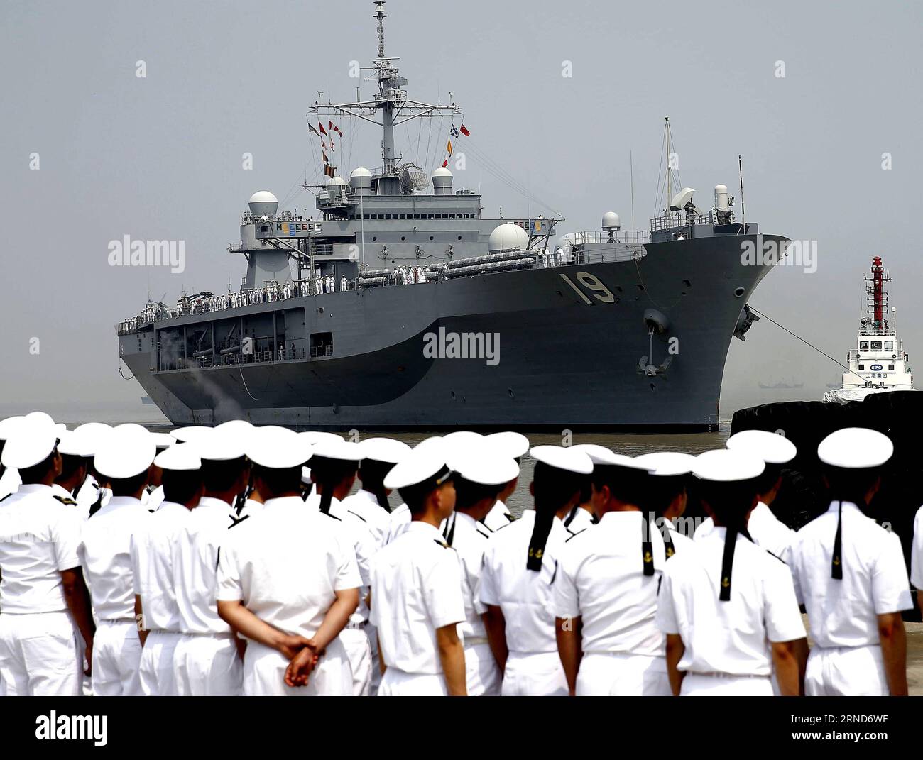 Das Flaggschiff USS Blue Ridge der Siebten Flotte der US Navy nähert sich dem Militärhafen Wusong in Shanghai, Ostchina, 6. Mai 2016. Der Blue Ridge kam am Freitag in Shanghai für einen fünftägigen Besuch an. ) (Zkr) CHINA-SHANGHAI-US NAVY-VISIT(CN) ChenxFei PUBLICATIONxNOTxINxCHN das Flaggschiff USS Blue Ridge der Siebten Flotte der US Navy nähert sich dem Militärhafen Wusong in Shanghai Ostchina 6. Mai 2016 der Blaue Ridge kam am Freitag in Shanghai für einen fünftägigen Besuch CCR China Shanghai U.S. Navy Besuch CN ChenxFei an PUBLICATIONxNOTxINxCHN Stockfoto