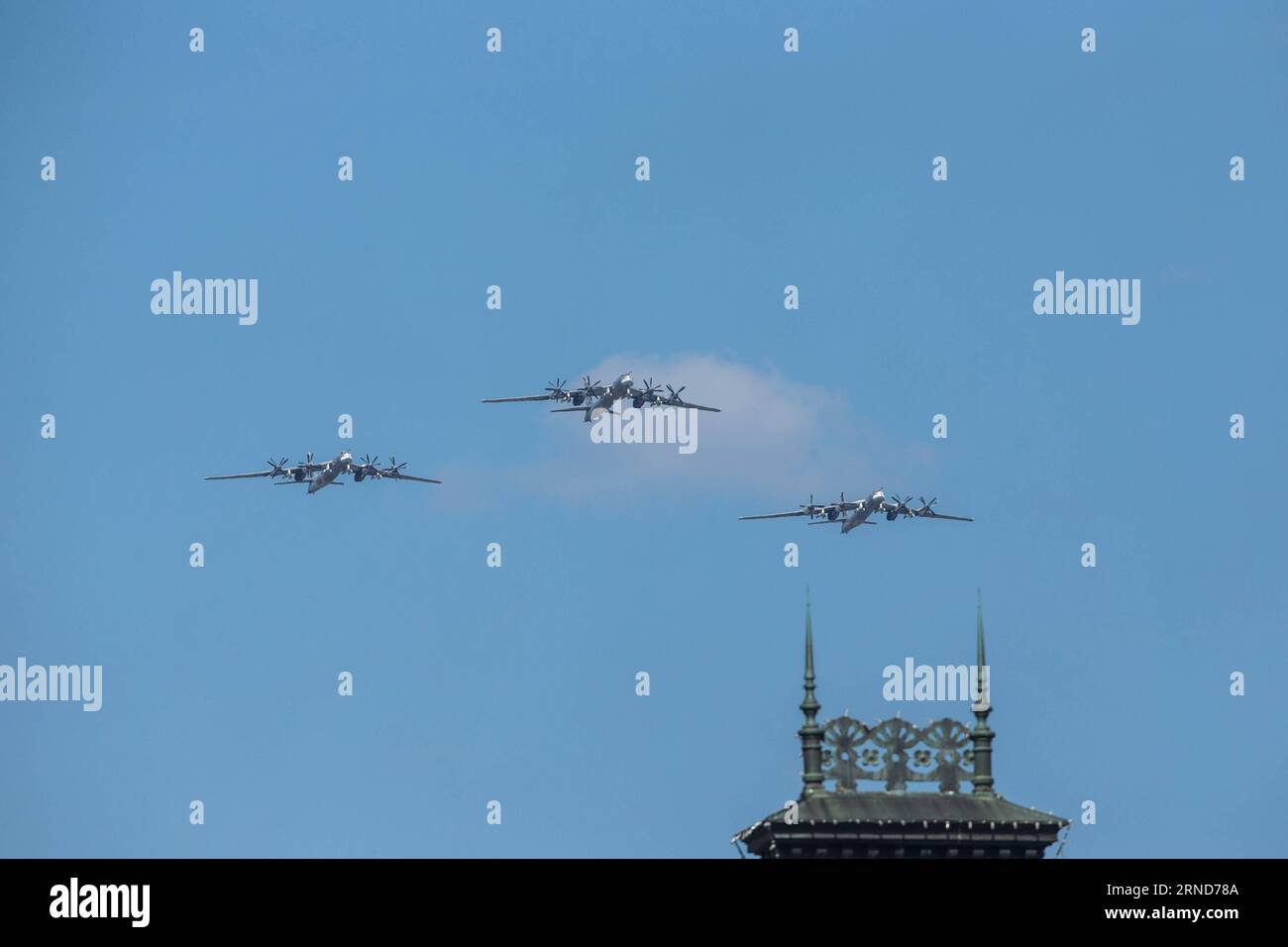 (160507) -- MOSKAU, 7. Mai 2016 -- Tu-95MS-Bomber nehmen an der Probe für die Siegesparade in Moskau, Russland, am 7. Mai 2016 Teil. Russland feiert den 71. Jahrestag des Sieges über Nazi-Deutschland am 9. Mai. ) (Zjy) RUSSLAND-MOSKAU-PARADE-PROBE BaixXueqi PUBLICATIONxNOTxINxCHN 160507 Moskau 7. Mai 2016 TU 95MS Bomber nehmen an der Probe für die Siegesparade in Moskau Teil Russland 7. Mai 2016 Russland wird den 71. Jahrestag des Sieges über Nazi-Deutschland AM 9. Mai feiern zjy Russia Moscow Parade Probe BaixBLATIxTIxPIxI Stockfoto