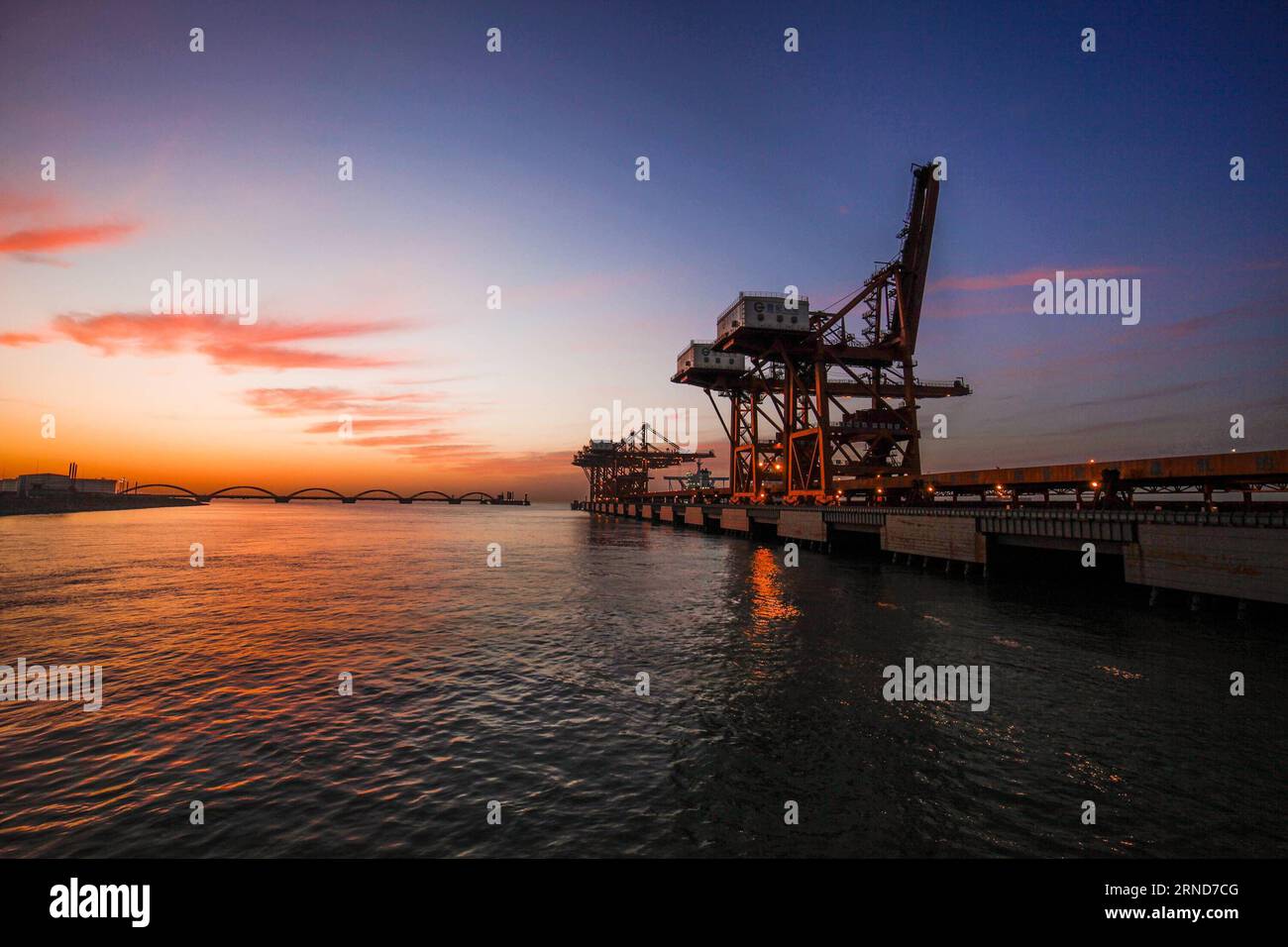 (160508) -- TANGSHAN, 7. Mai 2016 -- Foto vom 7. Mai 2016 zeigt die Landschaft des Sonnenaufgangs am Caofeidian Port in Tangshan, nordchinesische Provinz Hebei. Caofeidian ist eine wirtschaftliche Entwicklungszone in der Bohai-Bucht, etwa 200 Kilometer östlich von Peking, der Hauptstadt Chinas. ) (lfj) CHINA-HEBEI-CAOFEIDIAN-SUNRISE (CN) LiuxMancang PUBLICATIONxNOTxINxCHN 160508 Tang Shan 7. Mai 2016 Foto aufgenommen AM 7. Mai 2016 zeigt die Landschaft des Sonnenaufgangs AM Caofeidian-Hafen in Tang Shan Nordchina S Hebei Provinz Caofeidian IST zur wirtschaftlichen Entwicklungszone in der Bohai-Bucht etwa 200 Kilometer östlich von Beijin Stockfoto