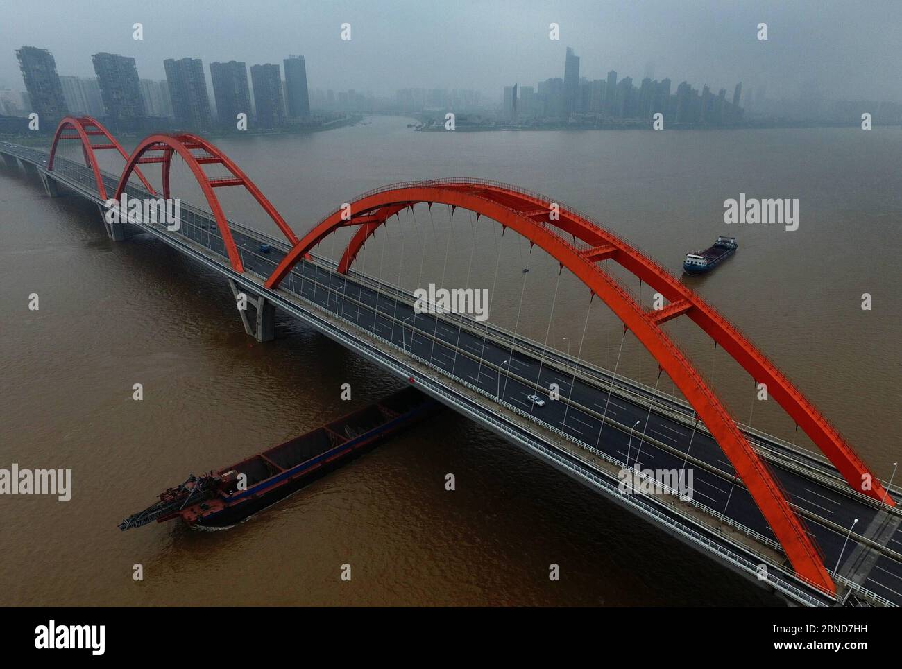 (160508) -- CHANGSHA -- Foto vom 8. Mai 2016 zeigt die Hauptroute des Flusses Xiangjiang in Changsha, der Hauptstadt der zentralchinesischen Provinz Hunan. Der Wasserstand des Changsha-Abschnitts des Xiangjiang-Flusses stieg um 14:36 Uhr am Sonntag auf 33,08 Meter an, aufgrund von starken Regenfällen und einer größeren Wasserversorgung aus dem stromaufwärts gelegenen Teil. )(mcg) CHINA-HUNAN-XIANGJIANG RIVER-WATER LEVEL (CN) LongxHongtao PUBLICATIONxNOTxINxCHN 160508 Changsha Foto vom 8. Mai 2016 zeigt die Hauptsegelstrecke des Xiang Jiang Flusses in der Hauptstadt Changsha in der Provinz S Hunan den Wasserstand der Sektion Changsha Stockfoto