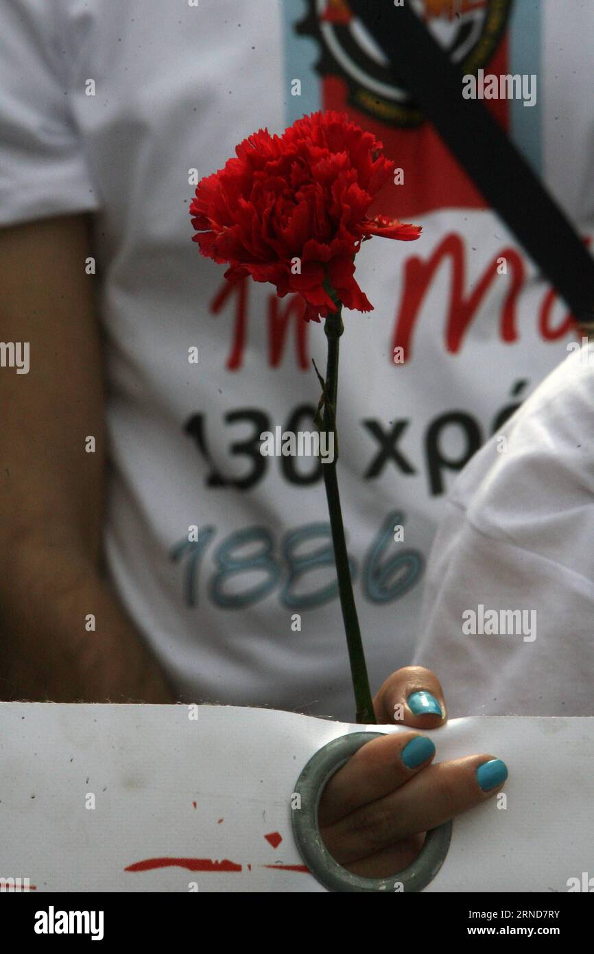 (160508) -- ATHEN, 8. Mai 2016 -- Ein Unterstützer der kommunistischen gewerkschaft PAME nimmt an einer Kundgebung zum 8. Mai 2016 in Athen Teil. Tausende Demonstranten gingen auf die Straße, um den Mai zu feiern, da die Feierlichkeiten wegen des Nationalfeiertags für das orthodoxe Ostern verschoben wurden. (Zjy) GRIECHENLAND-ATHEN-MAI-TAG MariosxLolos PUBLICATIONxNOTxINxCHN 160508 Athen 8. Mai 2016 ein Unterstützer der Kommunistischen Affiliated Union PAME nimmt an einer Kundgebung zum Mark May Day in Athen Griechenland Teil 8. Mai 2016 Tausende Demonstranten gingen auf die Straße, um den Mai als Feiernde zu feiern Stockfoto